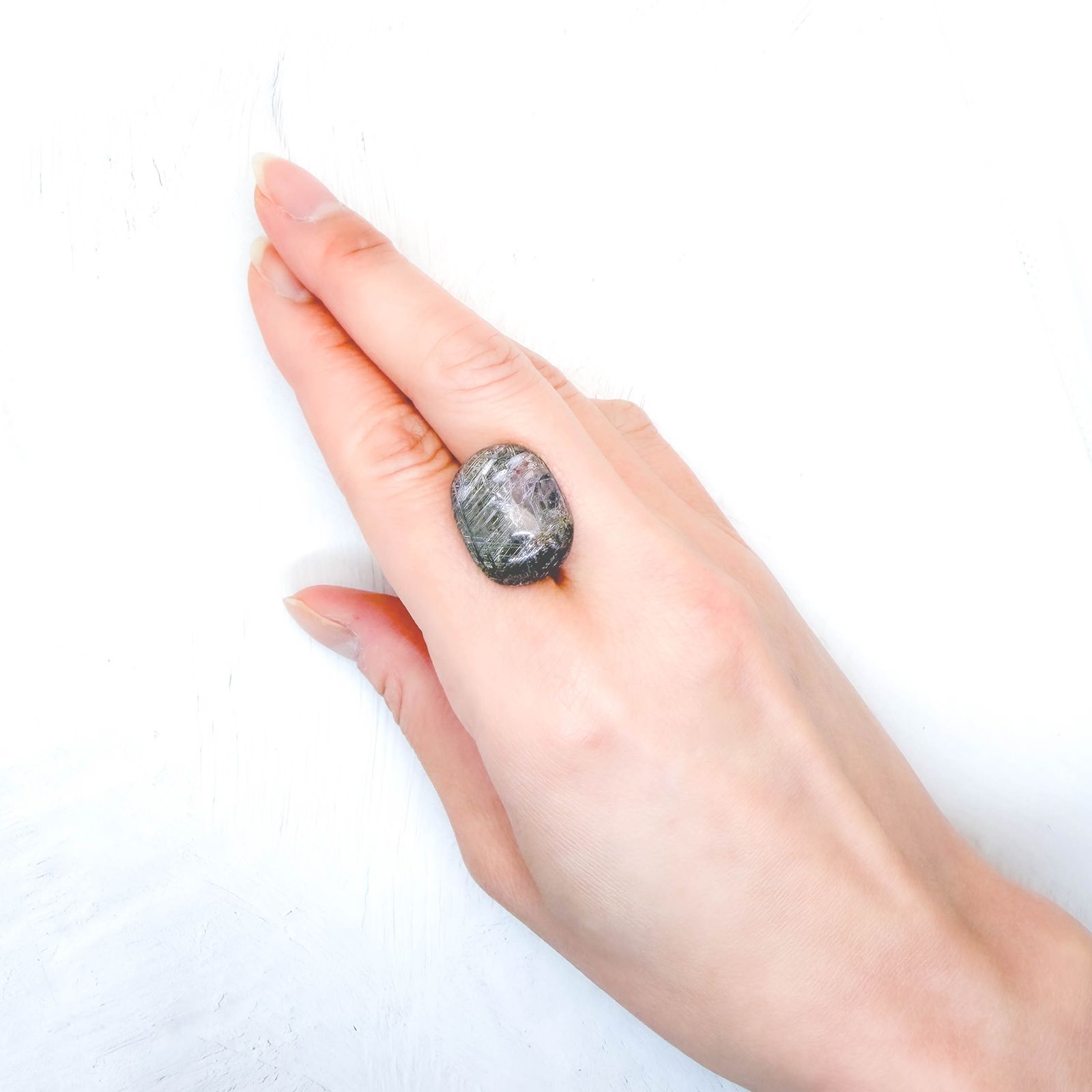 シルバールチルクォーツ ブラジル産 22.37ct / 20.6x15.7mm前後 [260131591]