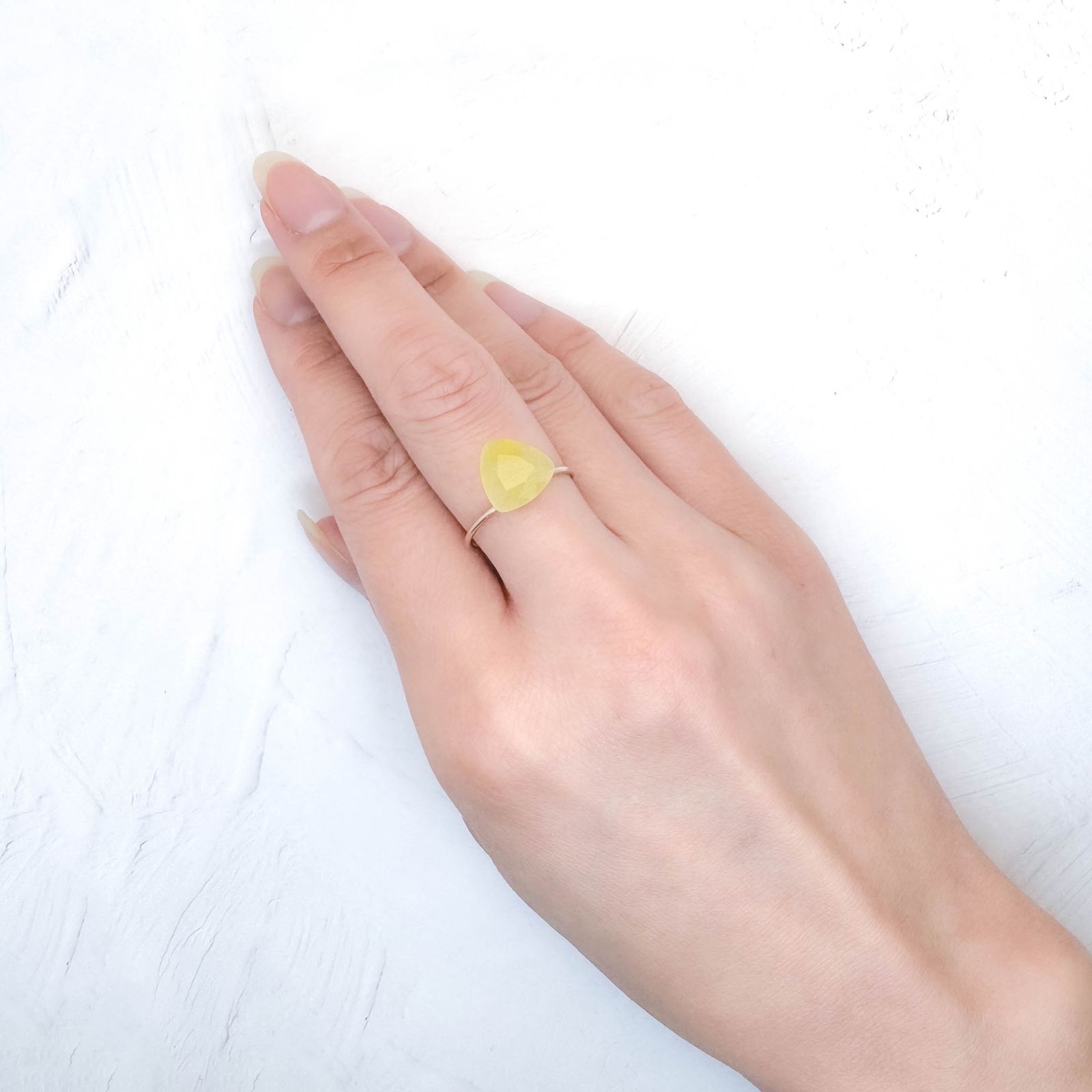 イエロースミソナイト イタリア産 2.90ct / 10x9.9mm前後 [251231407]