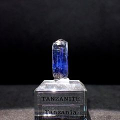 タンザナイト原石 タンザニア産 アクリル台座付き 13.40ct(2.68g) / 6.9x8.2x23.5mm前後 [260632367]