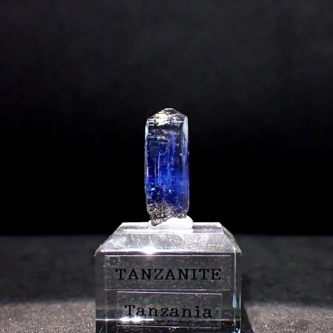 タンザナイト原石 タンザニア産 アクリル台座付き 13.40ct(2.68g) / 6.9x8.2x23.5mm前後 [260632367]