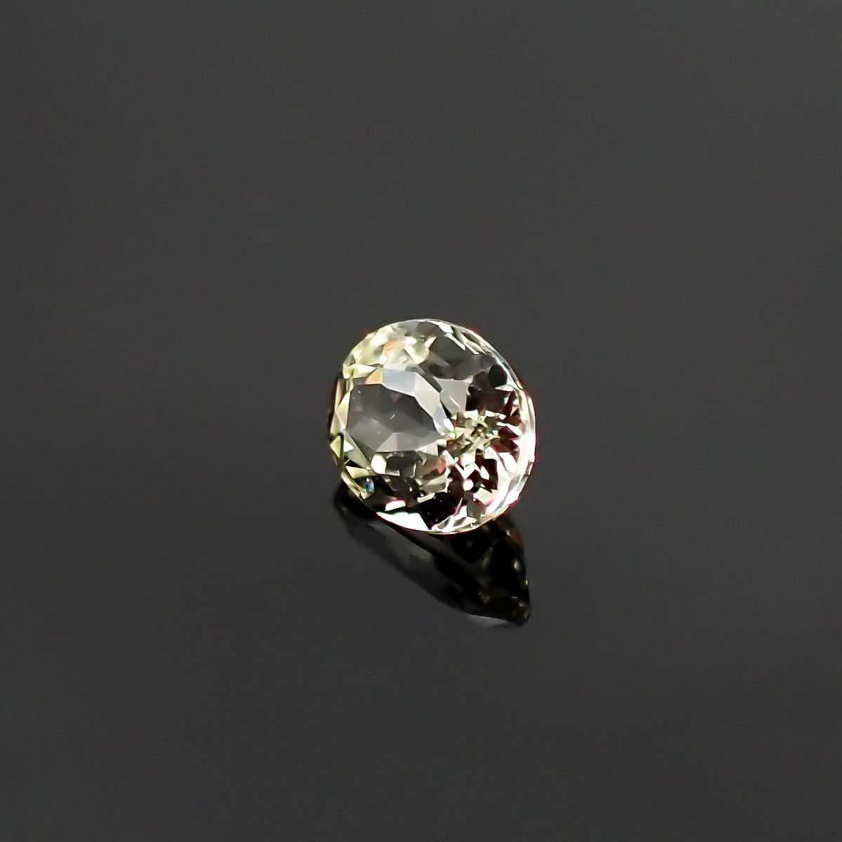 リューコガーネット(宝石名ホワイト グロッシュラー・ガーネット) ビルマ産 0.32ct 識別済[210711541]4.5×3.7mm前後