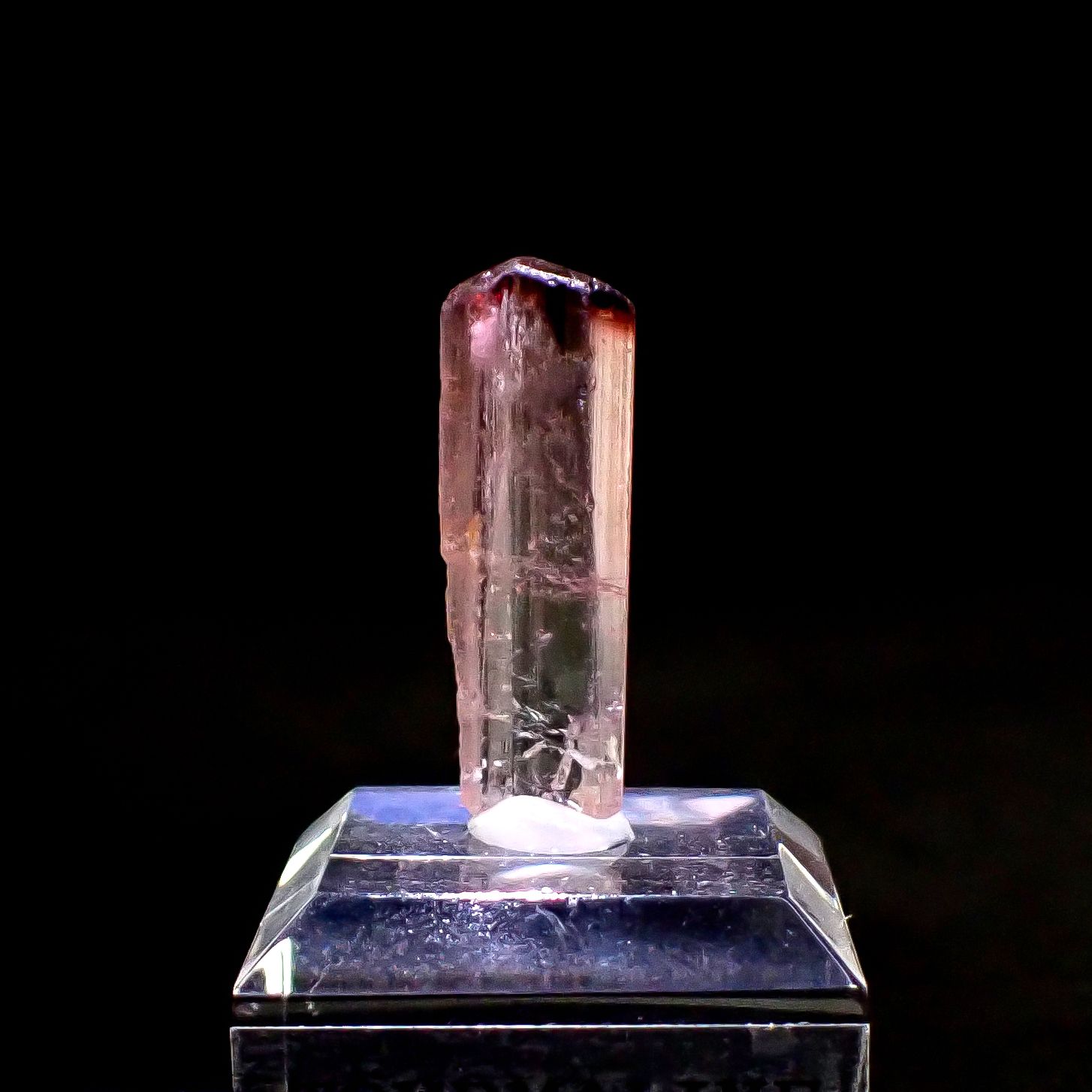 トルマリン柱状結晶原石 ナイジェリア産 アクリル台座付き 6.99ct(1.39g) / 5.3x8.2x23.4mm前後 [260632362]