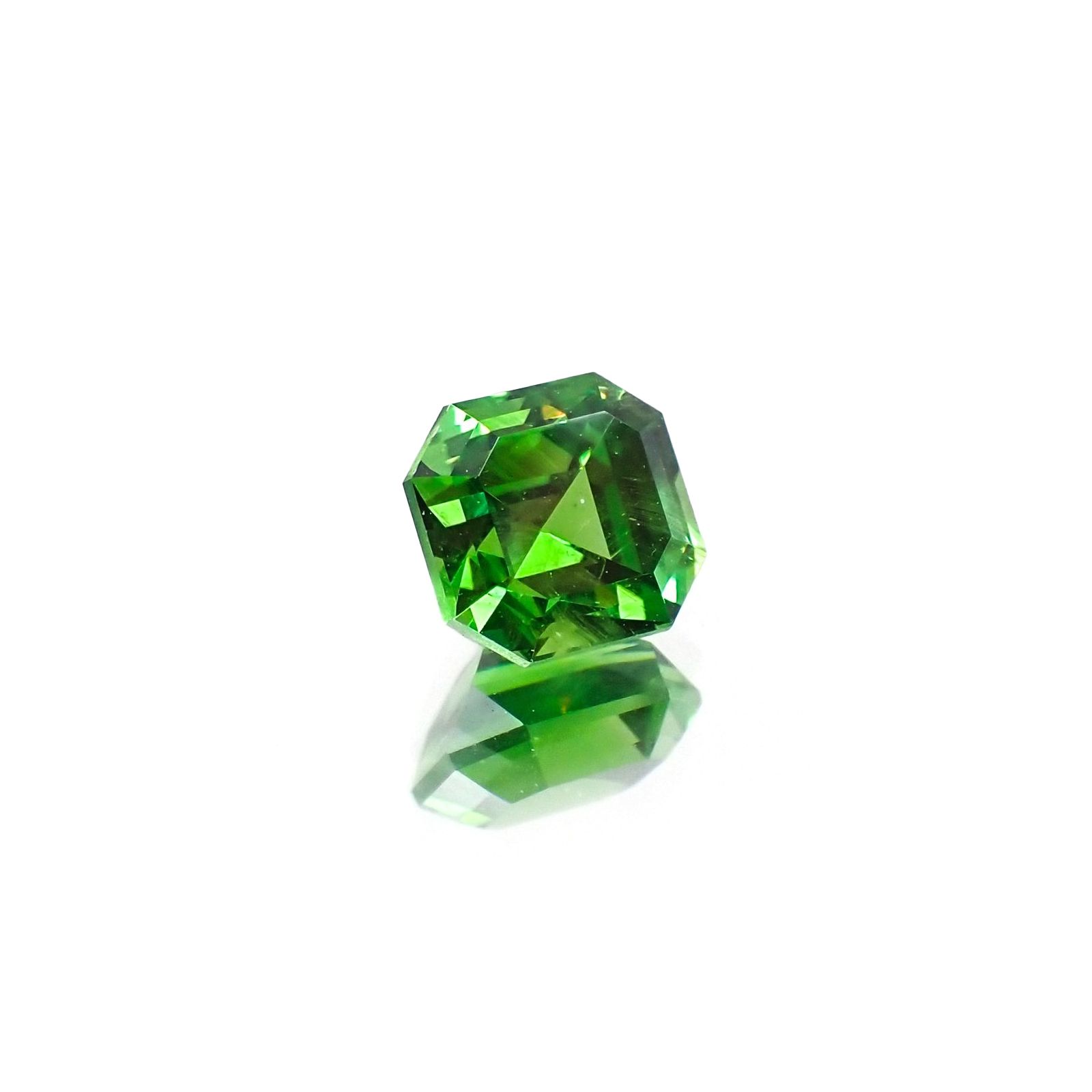 デマントイドガーネット(宝石名デマントイド・ガーネット) ロシア産 ソ付(彩珠) 0.931ct / 5x5mm前後 [210310253]