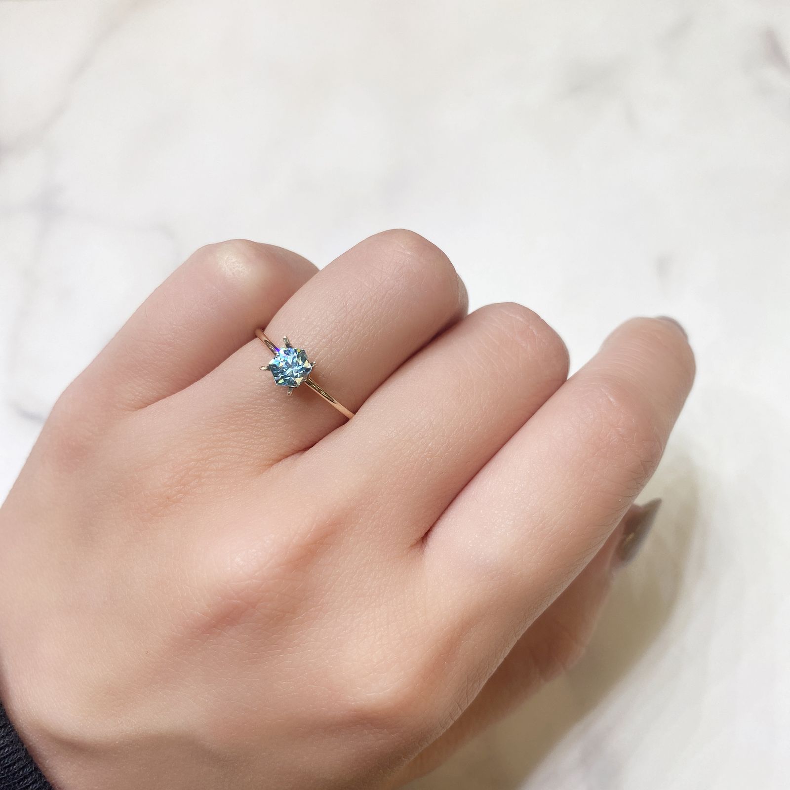 ◇ヘキサゴンカット◇ブルージルコン(宝石名ジルコン) カンボジア産 0.79ct 識別済[211013366]4.9×4.8mm前後