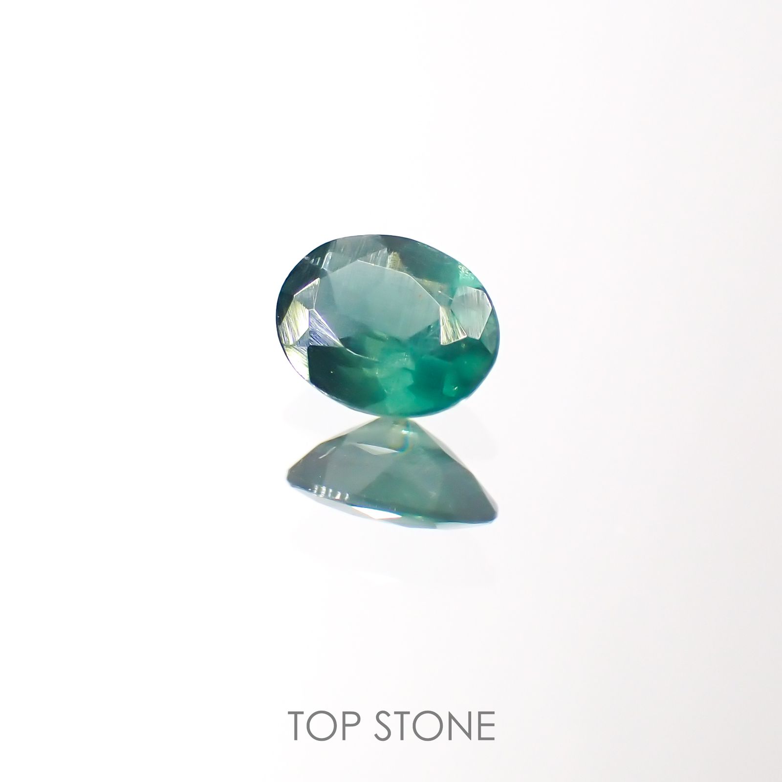 グリーンアパタイト(ノーブルモロキサイト)(宝石名アパタイト) マダガスカル産 0.26ct 識別済[211013537]4.9×3.8mm前後