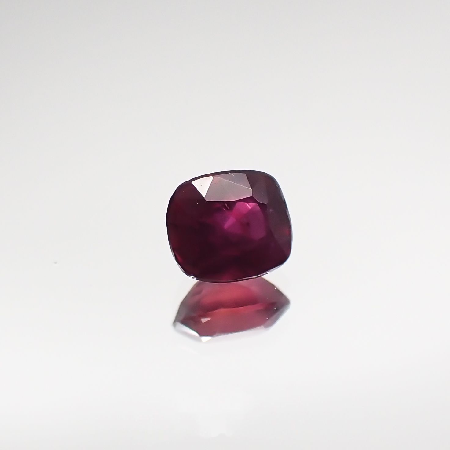 ルビー 非加熱(宝石名ルビー) マダガスカル産 0.31ct 識別済[210711712]3.9×3.5mm前後