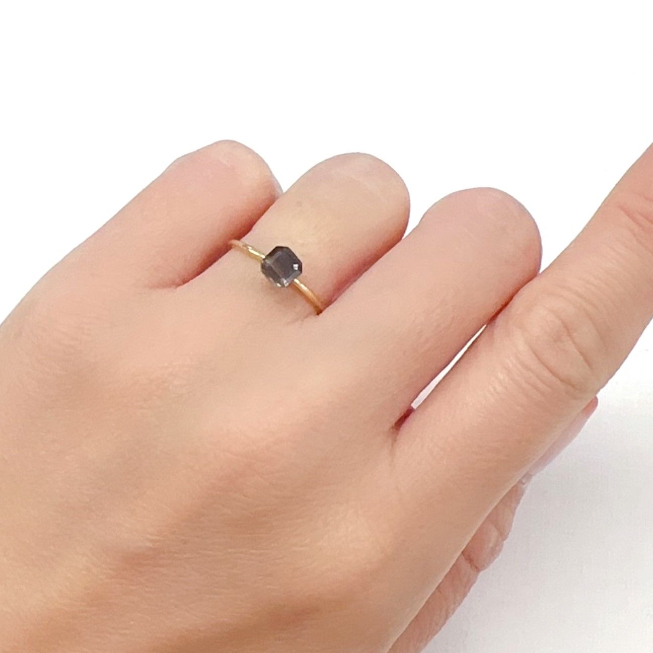 レインボースキャポライト ブラジル産 0.61ct[240326868]5.1x5mm前後