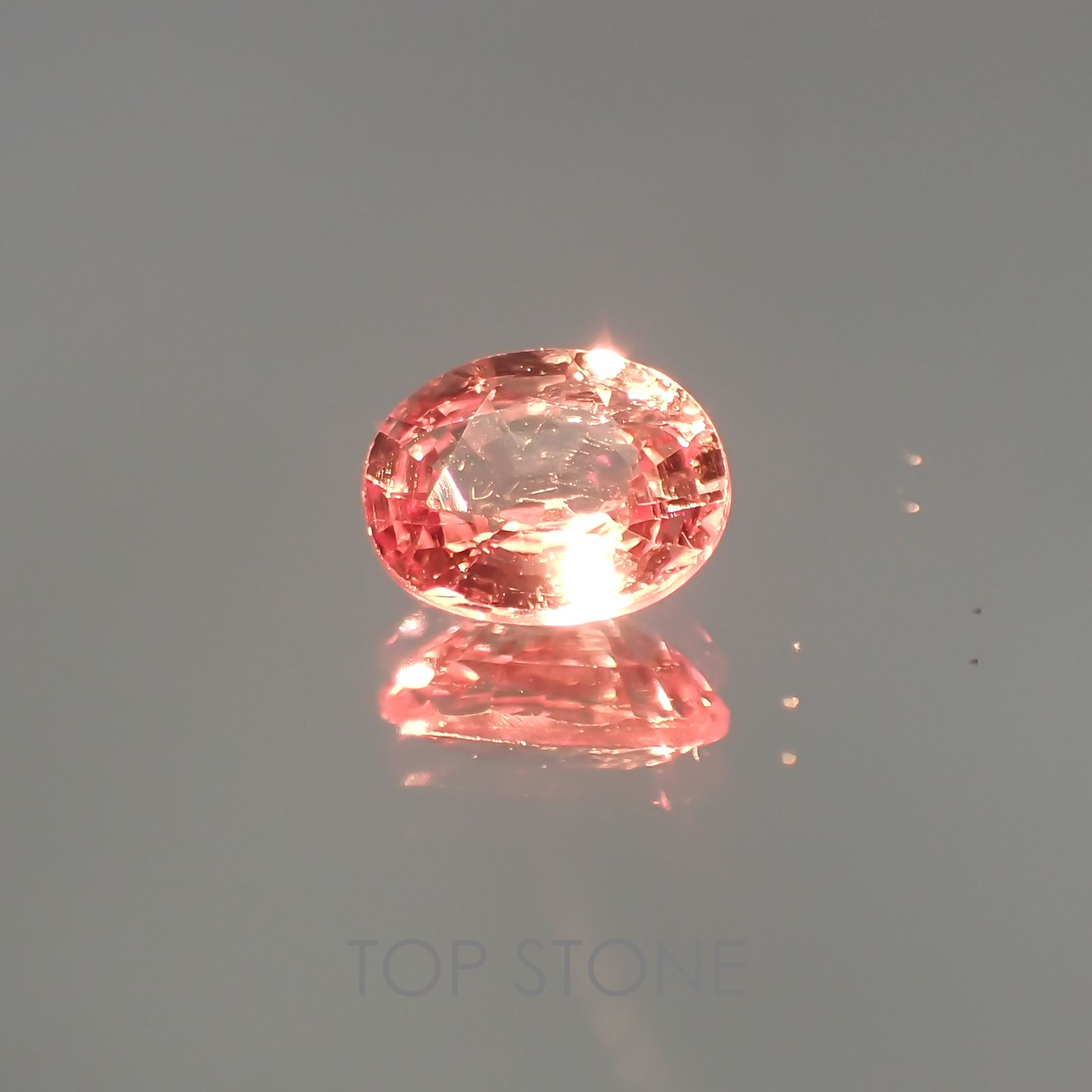 カラーチェンジマラヤガーネット タンザニア産 ルース 0.65ct[21019640]5.8×4.7mm前後