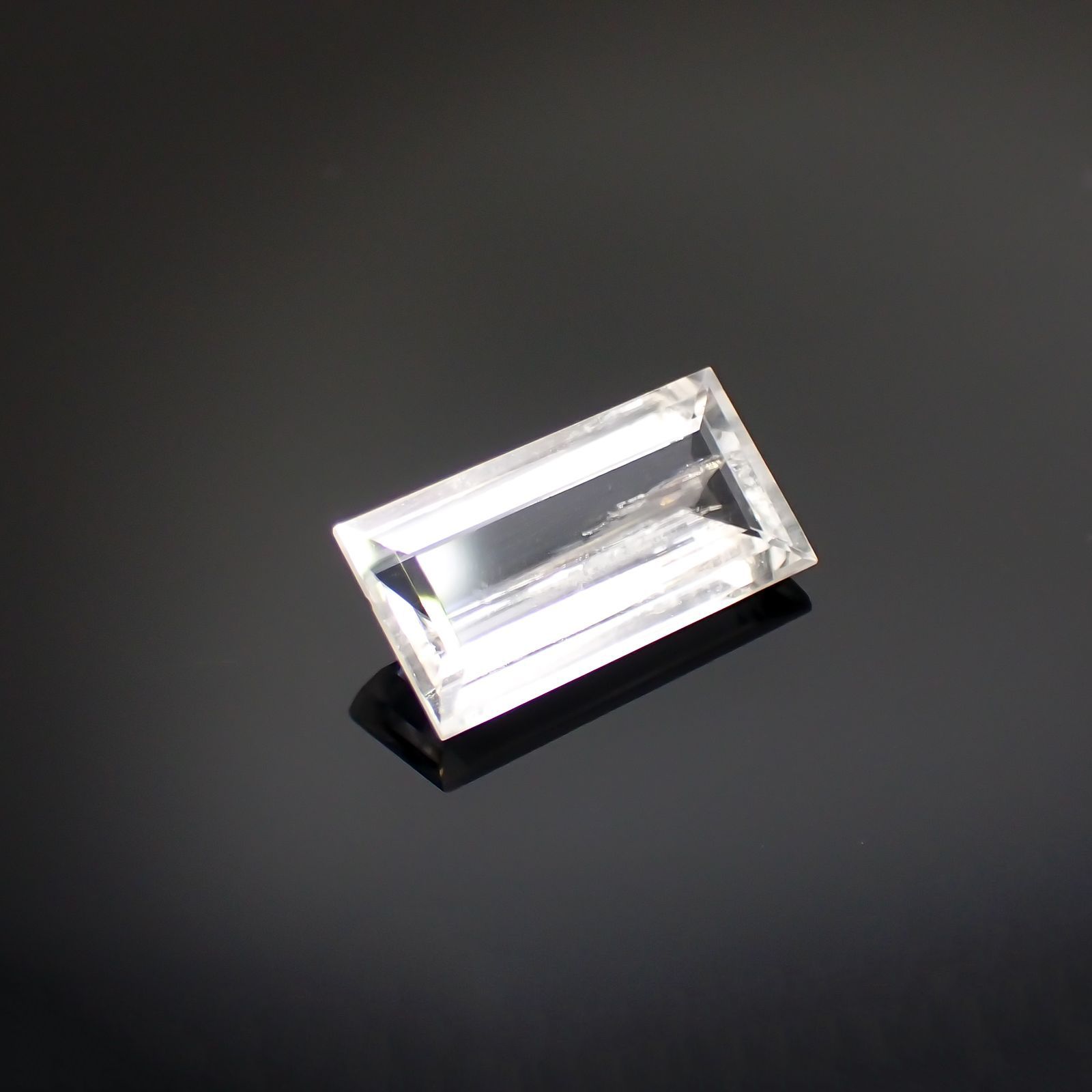 ハンバーガイト(ハンベルジャイト)(宝石名ハンバーガイト) ビルマ産 2.583ct ソ付(彩珠)[19111874]13.9×7.4mm前後