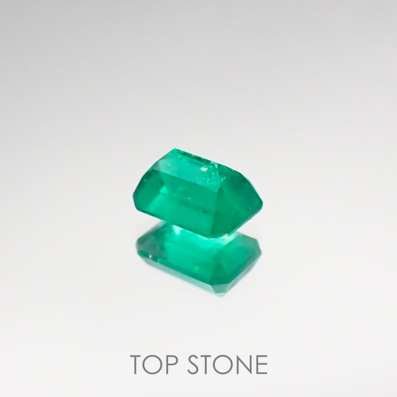 エメラルド(宝石名エメラルド) コロンビア産 0.529ct ソ付(彩珠)[210711685]5.5×3.9mm前後