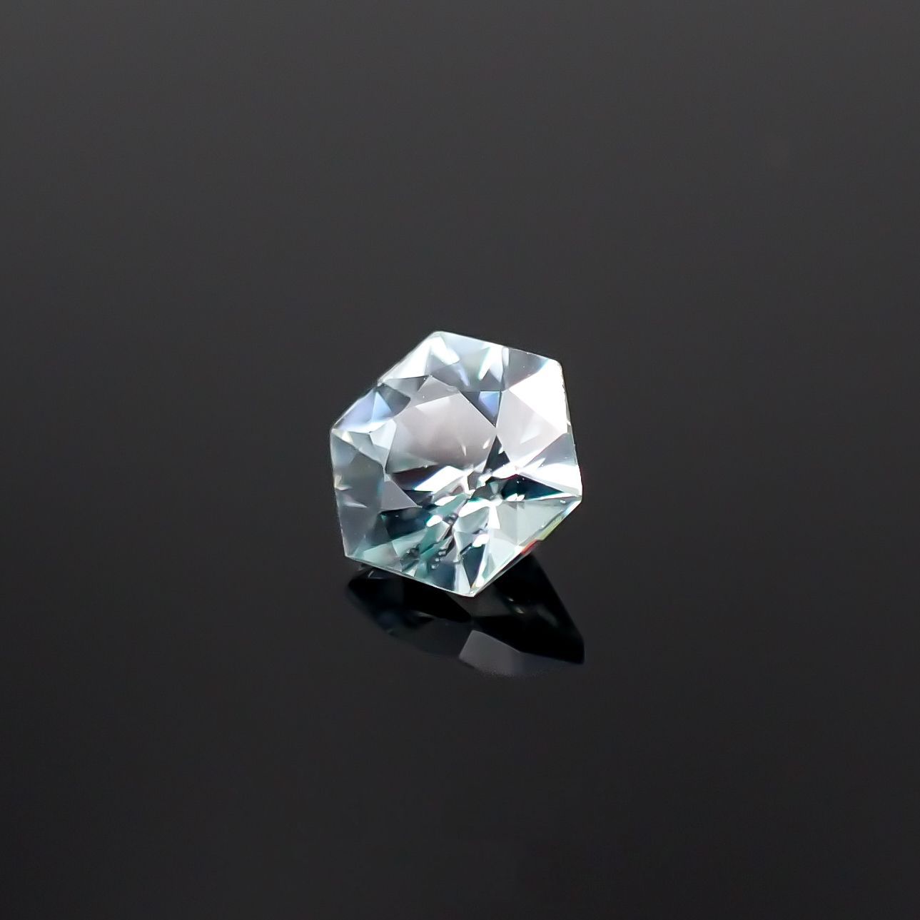 ◇ヘキサゴンカット◇アイスブルージルコン(宝石名ジルコン)カンボジア産 0.76ct 識別済[230320854]4.8x4.8mm前後