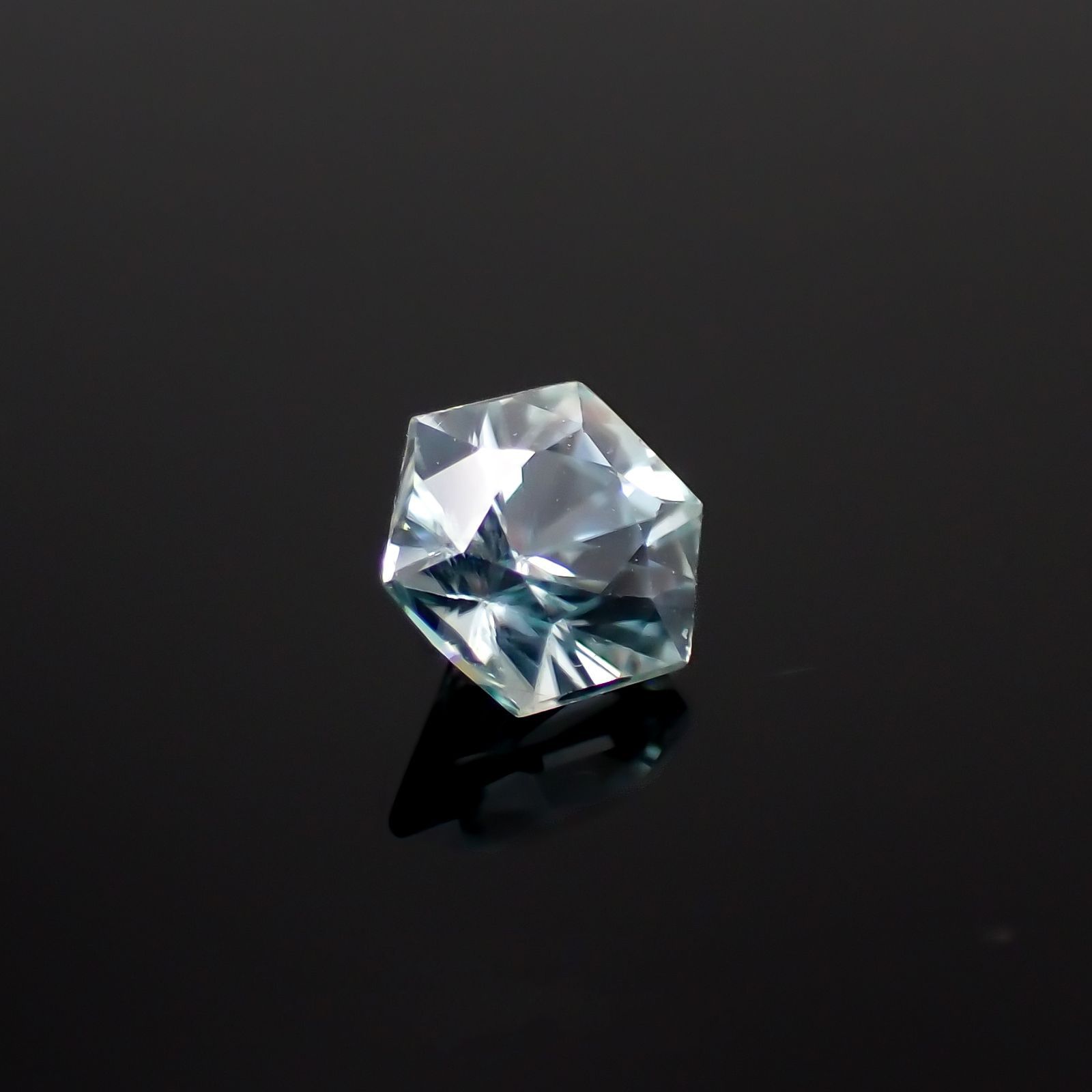 ◇ヘキサゴンカット◇アイスブルージルコン(宝石名ジルコン)カンボジア産 0.85ct 識別済[230320855]4.8x4.7mm前後