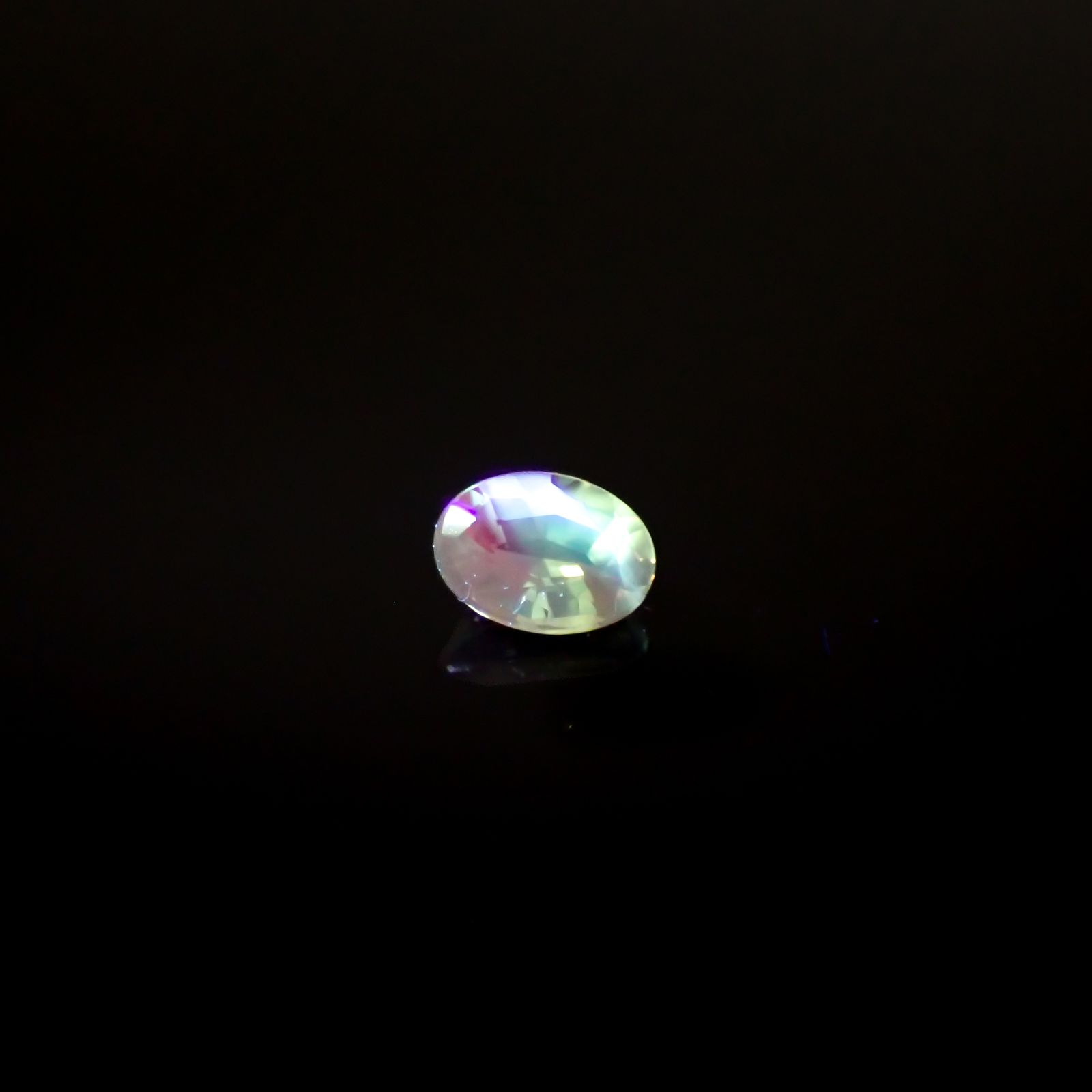 アレキサンドライトキャッツアイ ブラジル・ミナスジェライス州ヘマチタ鉱山産 0.085ct[240527430]3x2.2mm前後