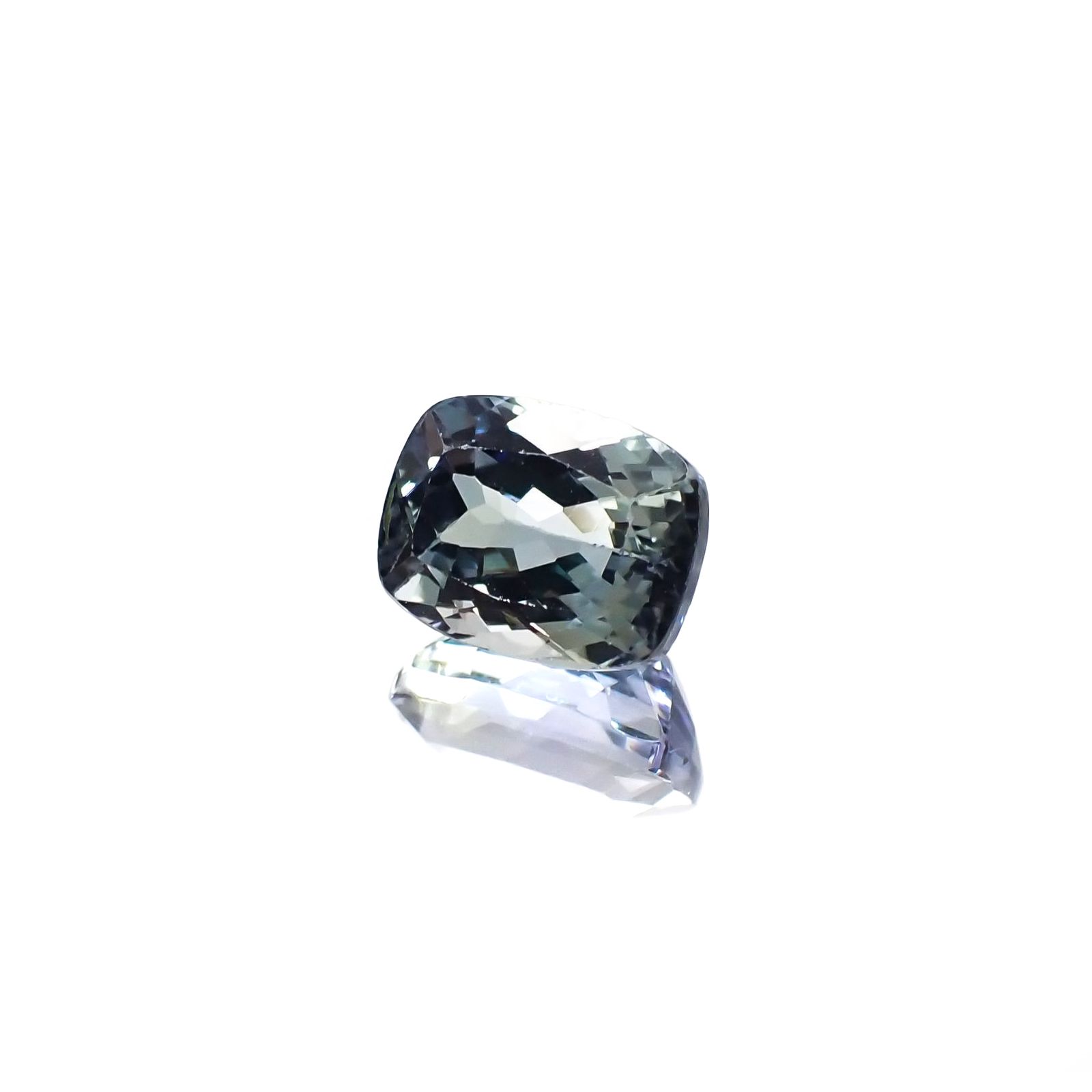 パーティカラータンザナイト(宝石名タンザナイト) タンザニア産 ソ付(彩珠) 2.316ct / 8.3x6.3mm前後 [210711639]
