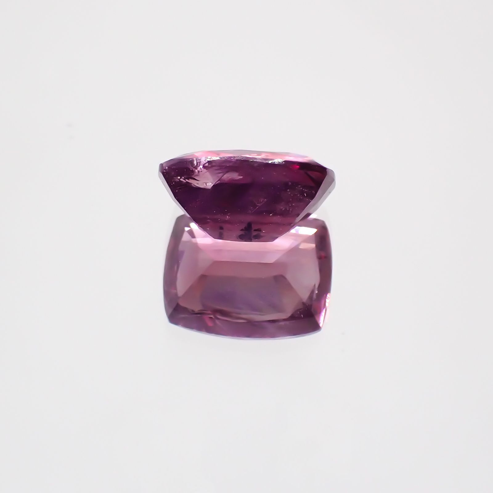 パープルサファイア(宝石名パープル・サファイア) カシミール地方産 2.827ct ソ付(彩珠)[210310231]9.2×7.1mm前後