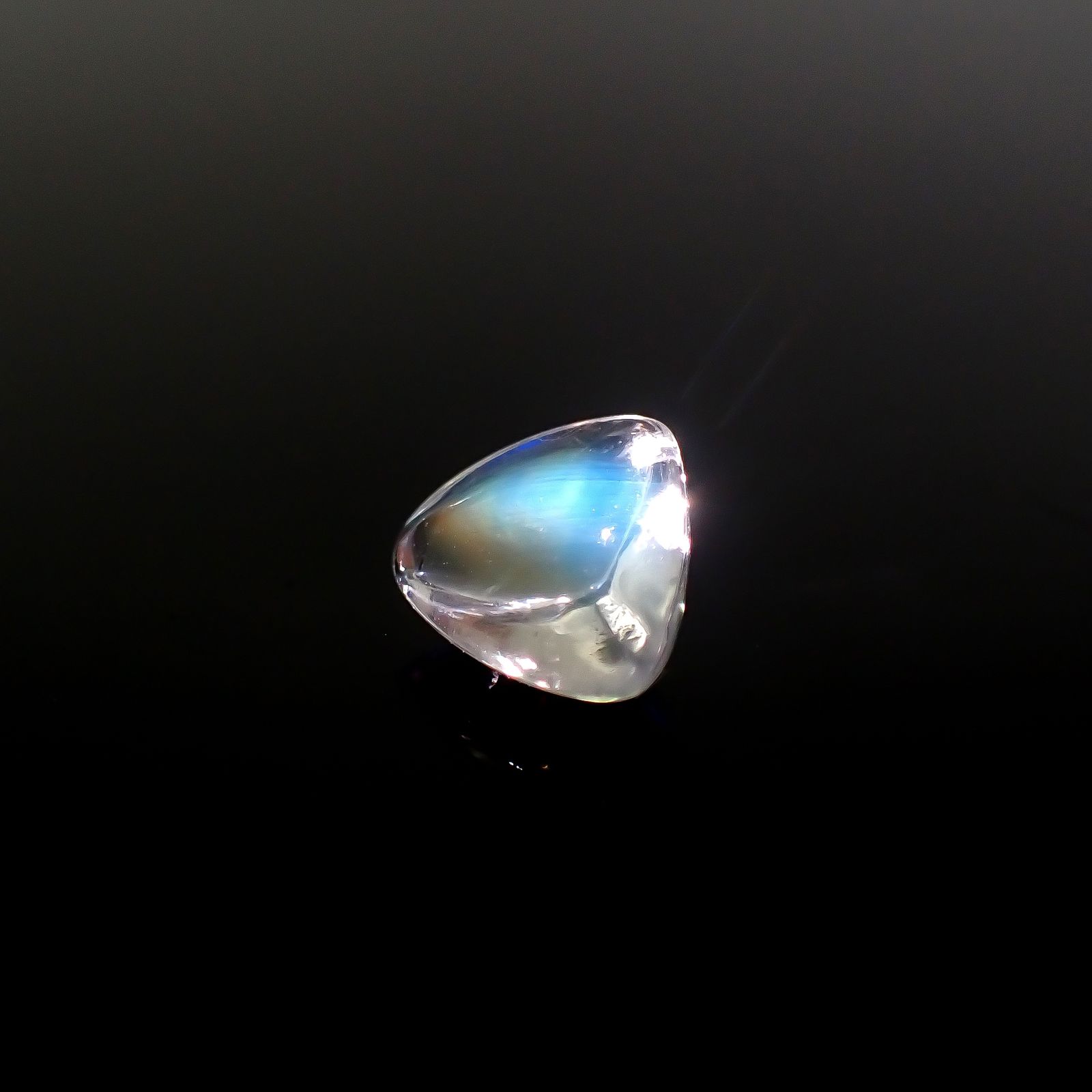 ◇バフカット◇レインボームーンストーン(宝石名ラブラドライト)マダガスカル産 1.570ct ソ付(彩珠)[240427203]8.5x7.5mm前後