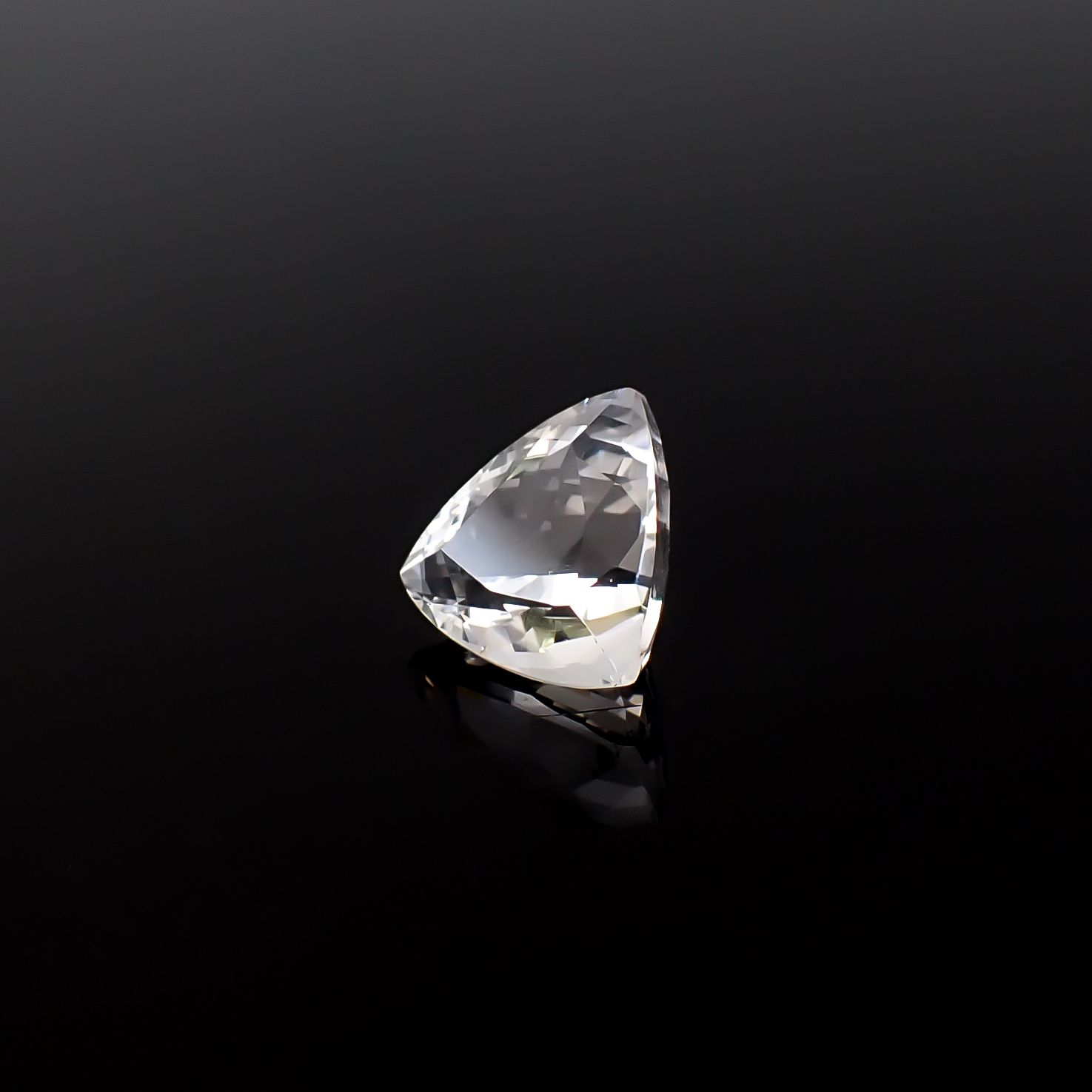 日本水晶 滋賀県田上山大谷河原産 3.04ct / 9.8x10.1mm前後 [260632418]