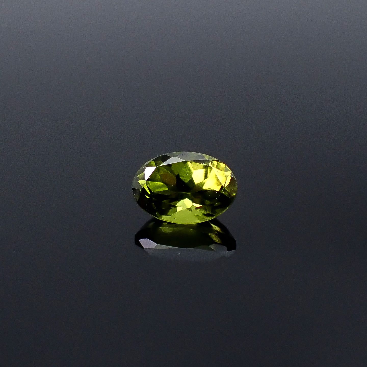 ベスビアナイト(宝石名アイドクレース)ケニア産 識別済 0.60ct / 6x4.1mm前後 [251231378]