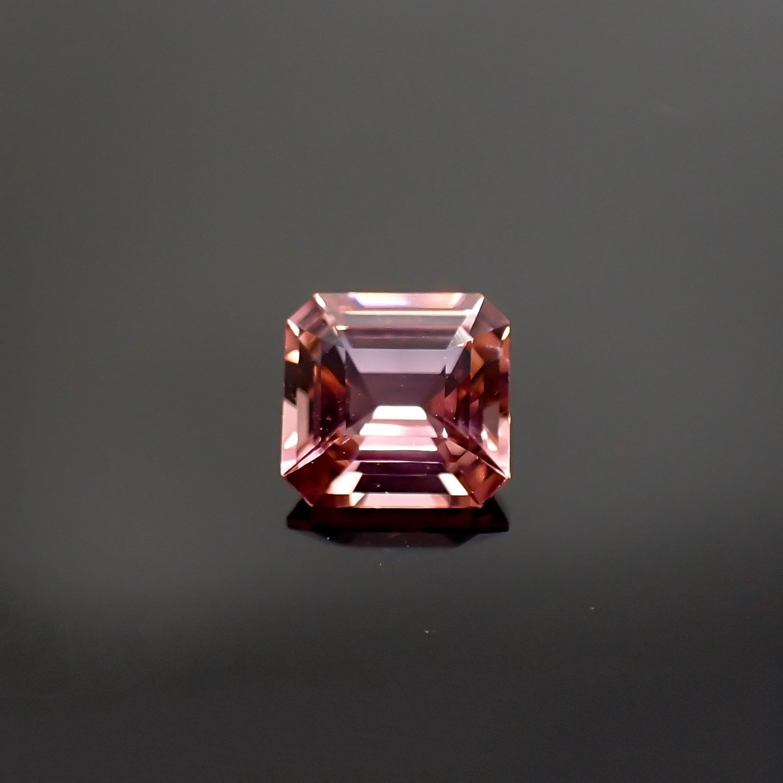 ピンクトルマリン(宝石名ピンク・トルマリン) ルワンダ産 1.746ct ソ付(彩珠)[250711637]7.6×7.3mm前後