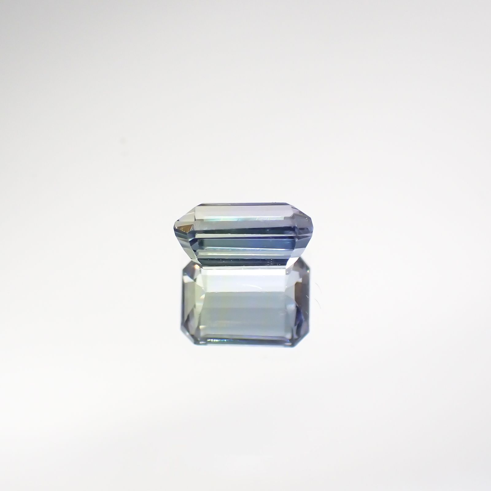 パーティカラータンザナイト(宝石名パーティカラード・ゾイサイト) タンザニア産 0.548ct ソ付(彩珠)[210711842]5.2×3.9mm前後