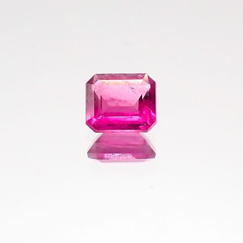 レッドベリル(宝石名レッド・ベリル)アメリカ・ユタ州ワーワーマウンテン産 0.142ct ソ付(彩珠)[231124072]3.4x2.9mm前後