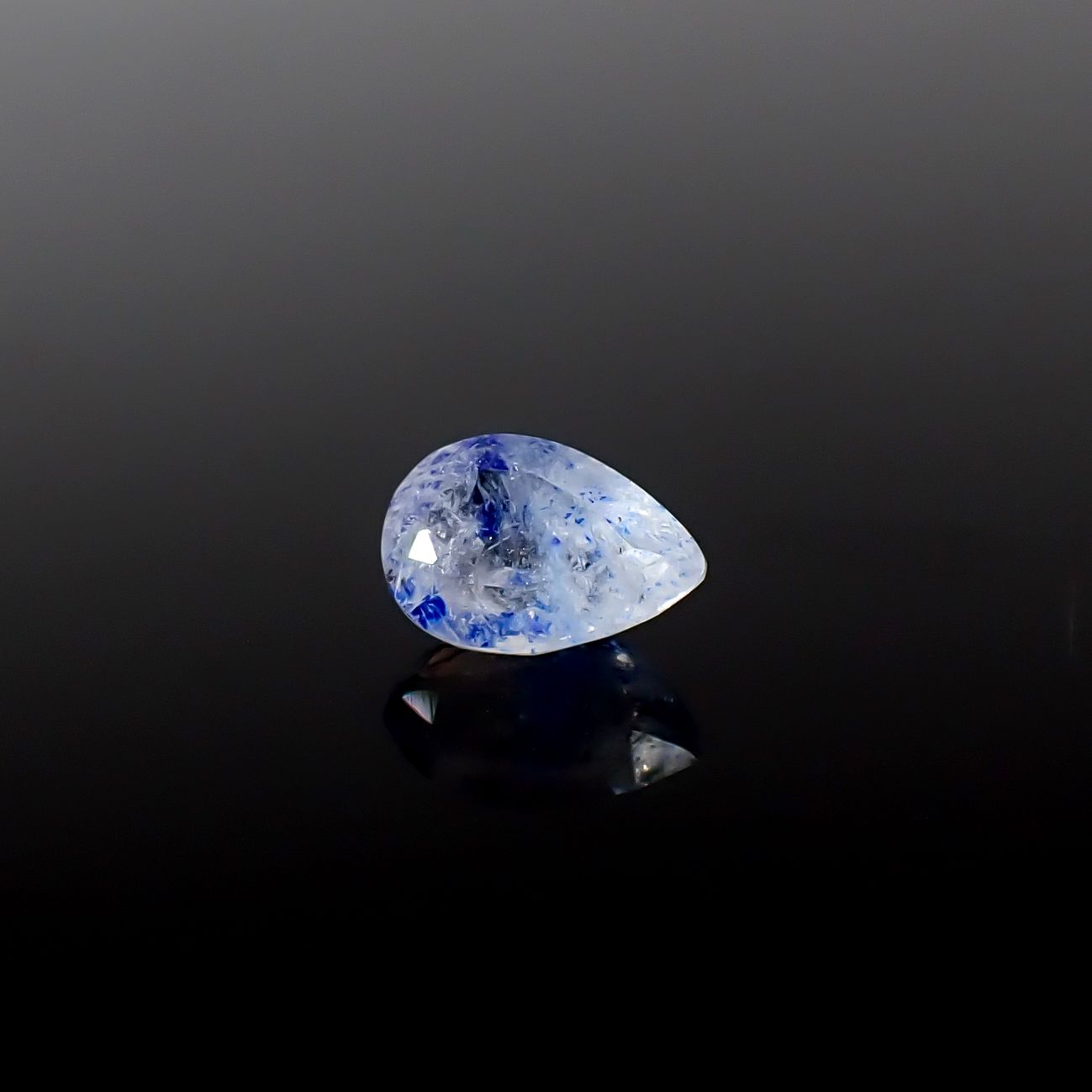 ラズライトインソーダライト フルオレッセンス アフガニスタン産 1.08ct / 8.2x5.7mm前後 [260431995]
