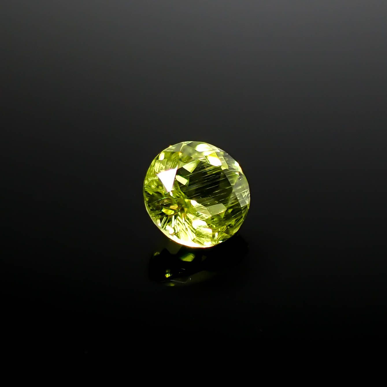 パラサイティックペリドット 採取地：インドネシア・ジェパラ 0.43ct [250730746]4.5x4.5mm前後