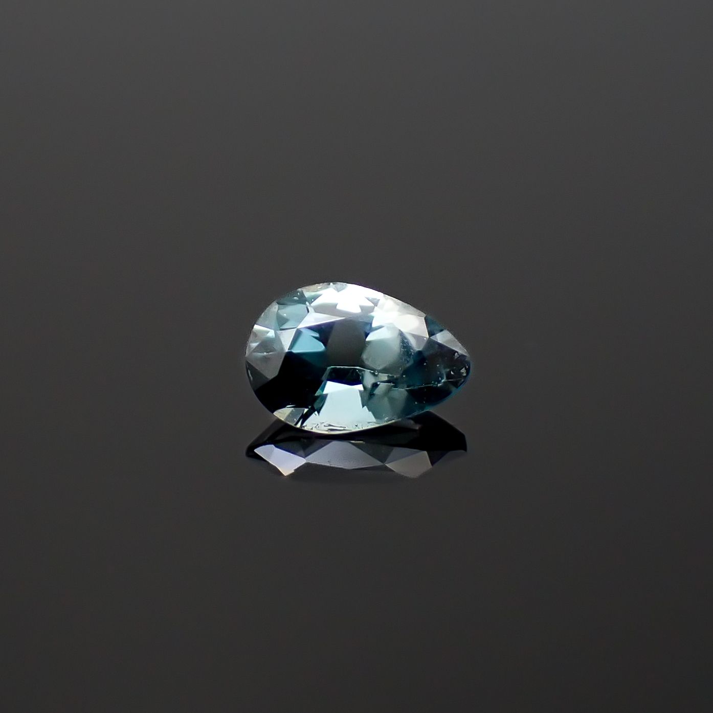 サファリン スリランカ産 0.18ct / 4.6x3.2mm前後 [260432056]