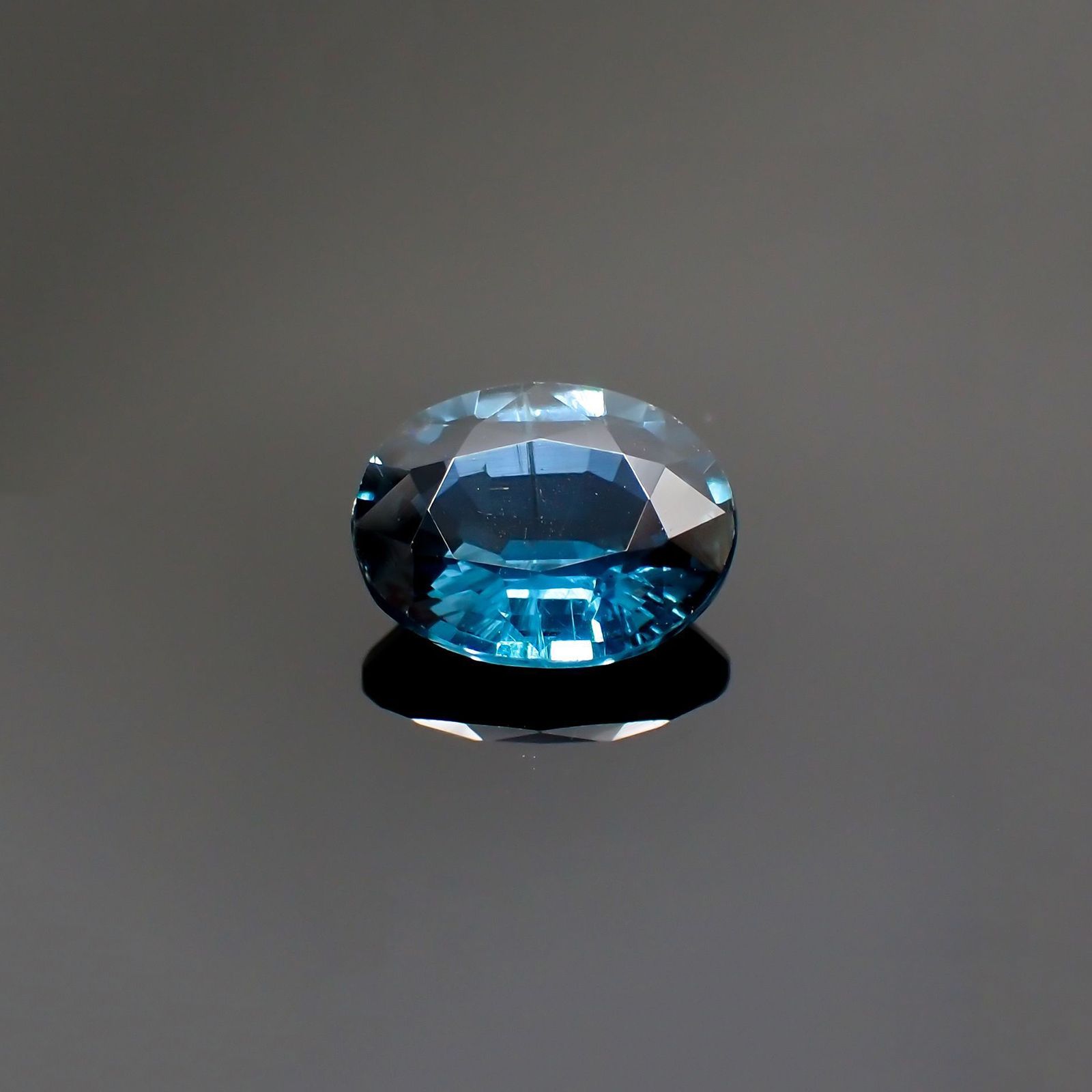 オーシャンブルーカイヤナイト(宝石名カイヤナイト) ネパール産 識別済 2.10ct / 8.8x6.9mm前後 [260610523]