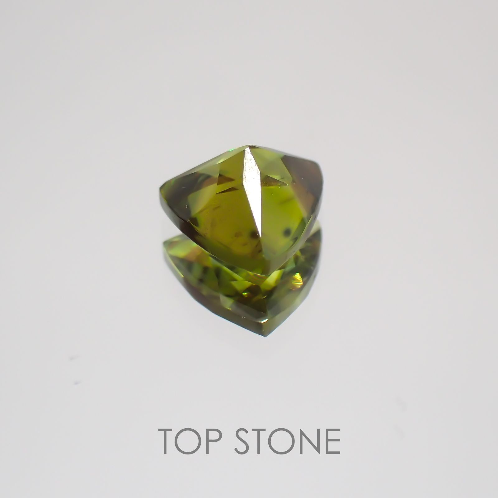 スフェーン パキスタン産 ルース 0.78ct[20032037]5.9×6.3mm前後
