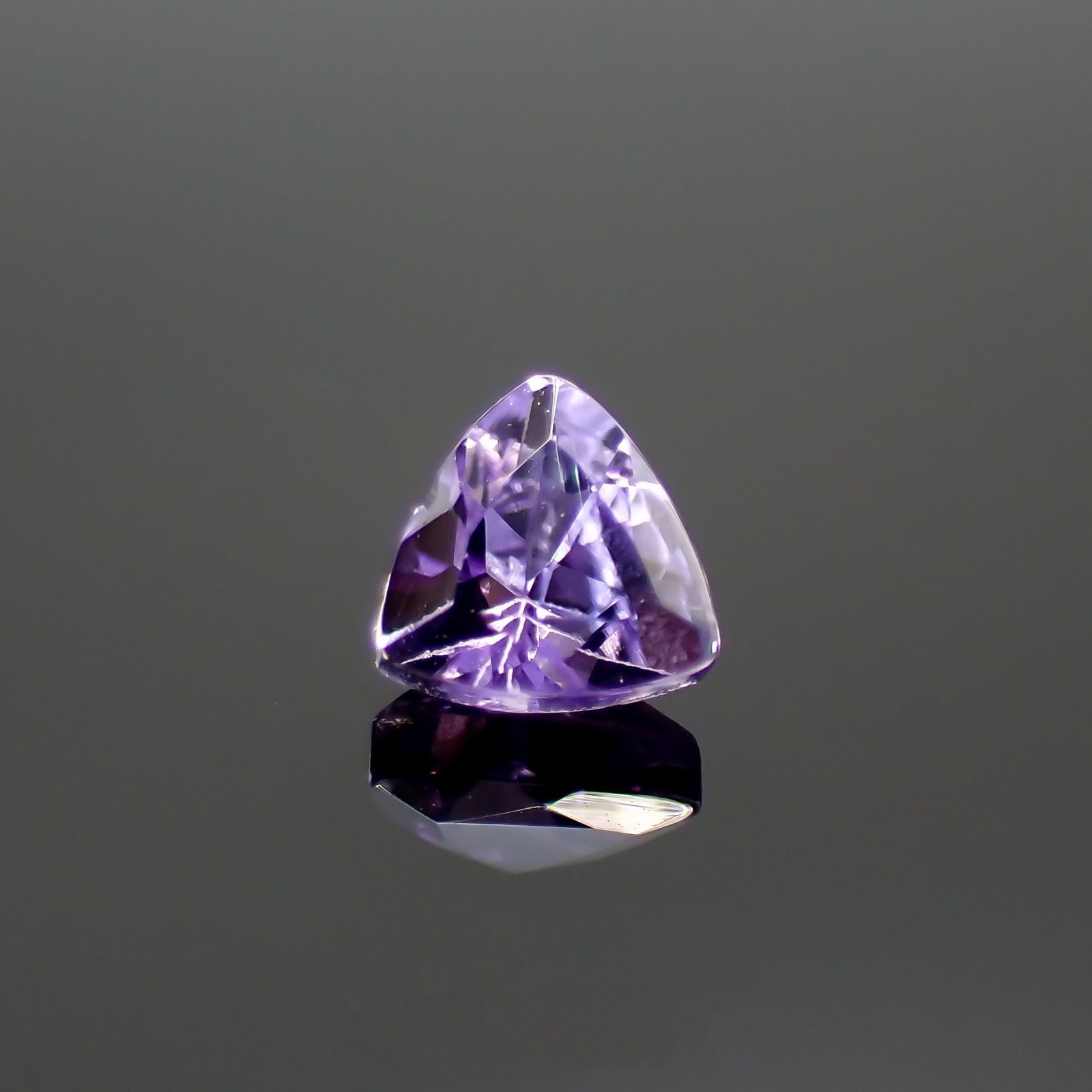 バイオレットゾイサイト(宝石名バイオレット・ゾイサイト)タンザニア産 識別済 0.29ct / 3.9x4mm前後 [220114948]