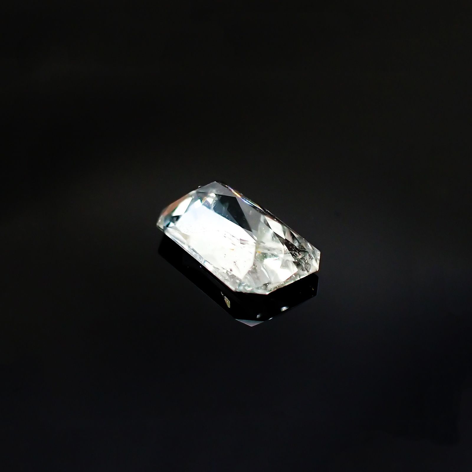ジェレメジェバイト(宝石名エレメージェバイト)ナミビア産 ソ付(彩珠) 1.288ct / 8.8x5.3mm前後 [230823128]