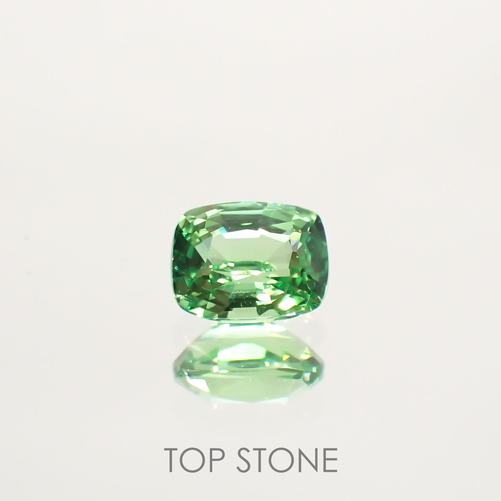 ミントガーネット(宝石名グリーン グロッシュラー・ガーネット) タンザニア産 0.664ct ソ付(彩珠)[210711924]5.4×4.3mm前後