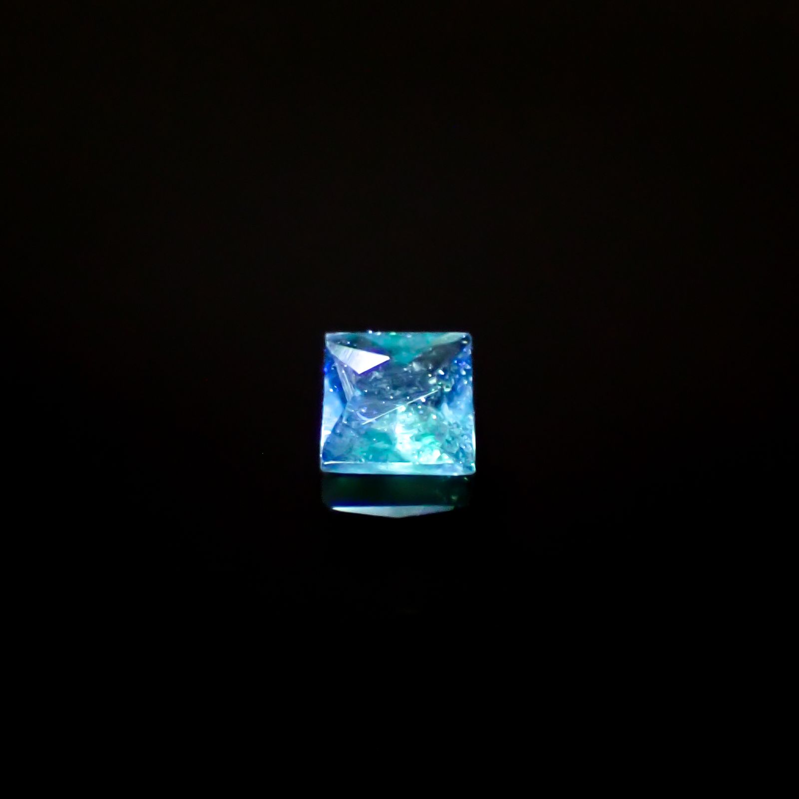◇プリンセスカット◇ブルーグリーンコーネルピン(宝石名ブルーグリーン・コーネルピン)タンザニア産 0.085ct 識別済[240527680]2.5x2.5mm前後