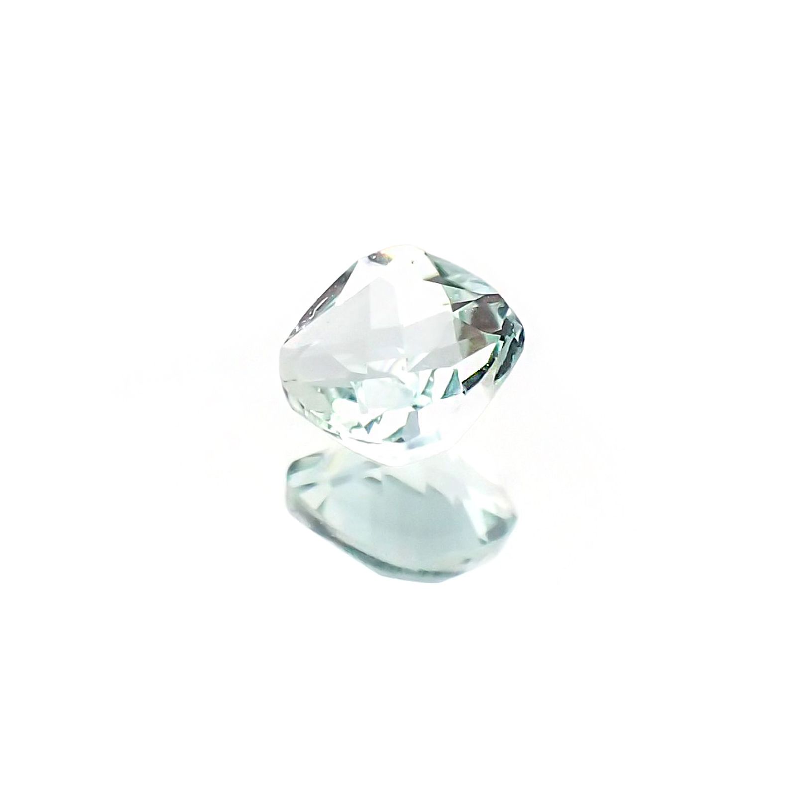 ミントベリル(宝石名グリーン・ベリル)ブラジル産 識別済 0.26ct / 4x4mm前後 [231024020]