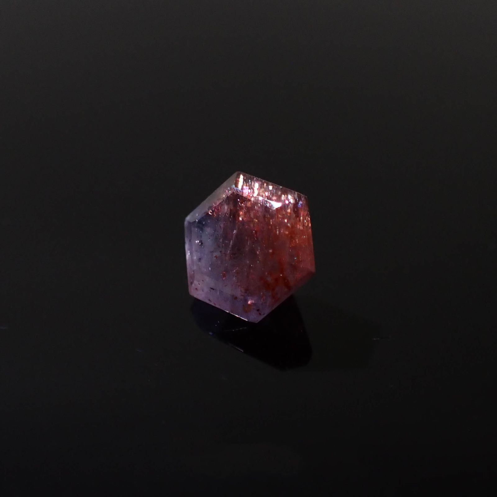 ◇ヘキサゴンカット◇ブラッドショットアイオライト インド産 0.94ct[230320939]6.1x6mm前後