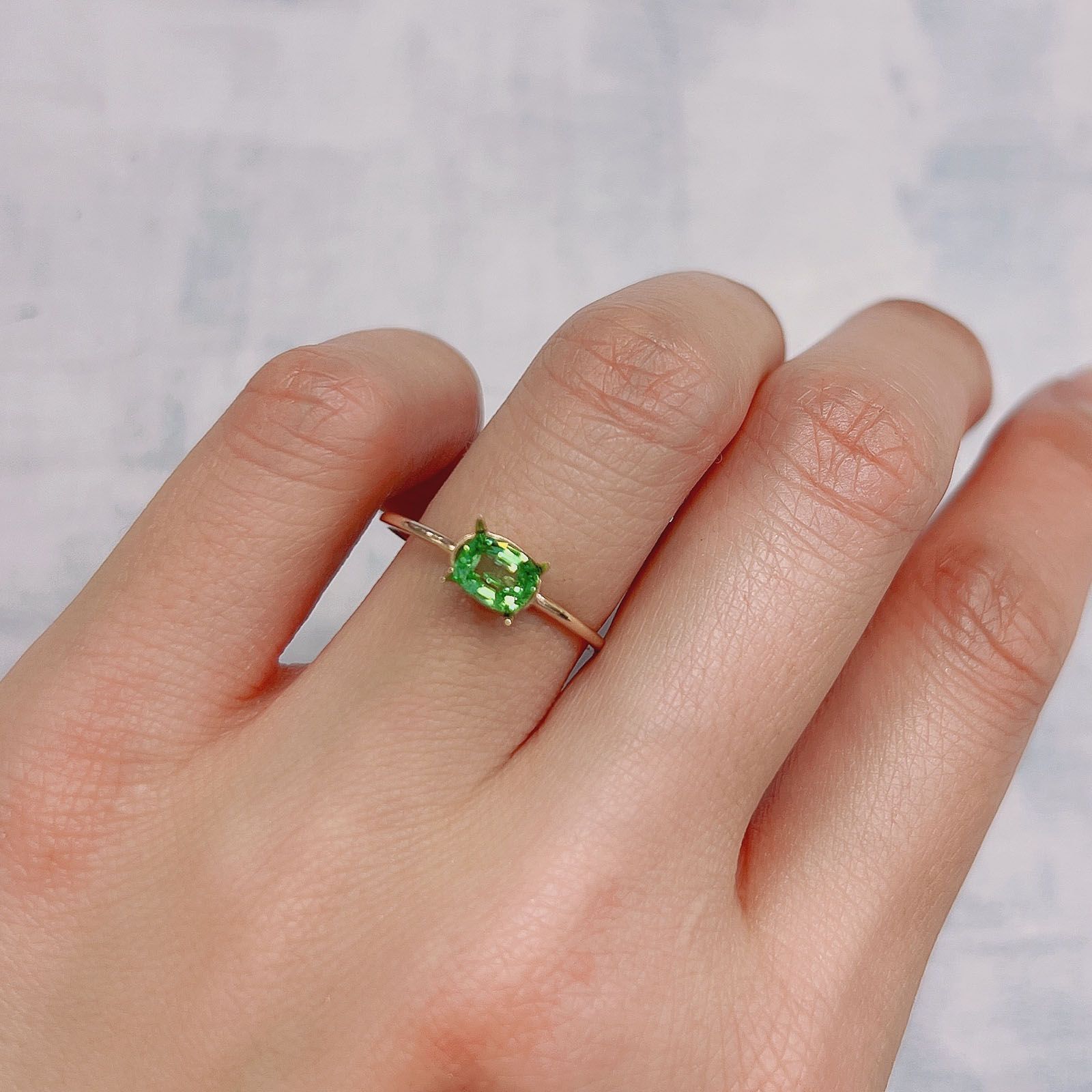 ミントガーネット(宝石名グリーン グロッシュラー・ガーネット) タンザニア産 0.664ct ソ付(彩珠)[210711924]5.4×4.3mm前後