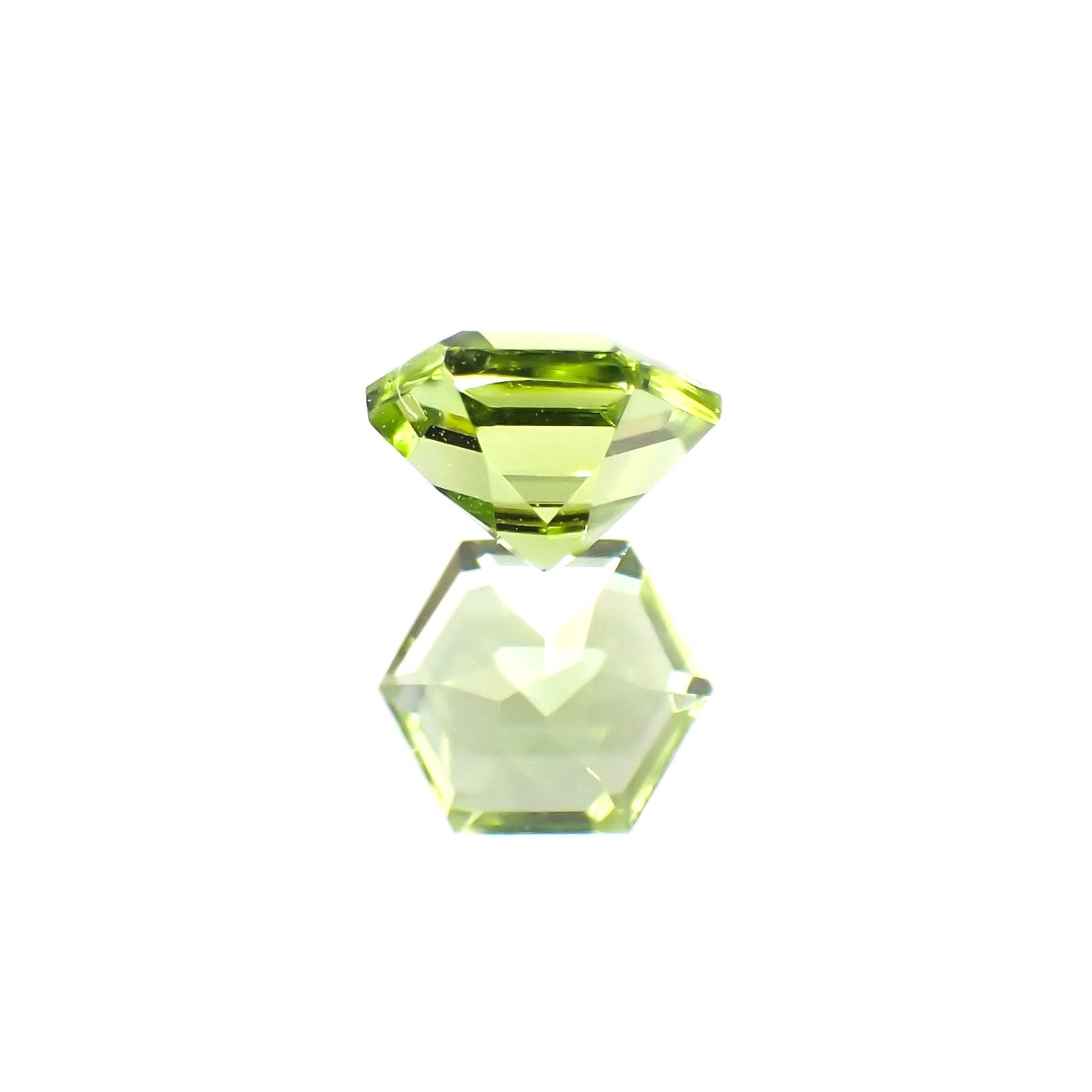 ◇ヘキサゴンカット◇ペリドット(宝石名ペリドット) パキスタン産 0.62ct 識別済[250813097]4.9×4.8mm前後