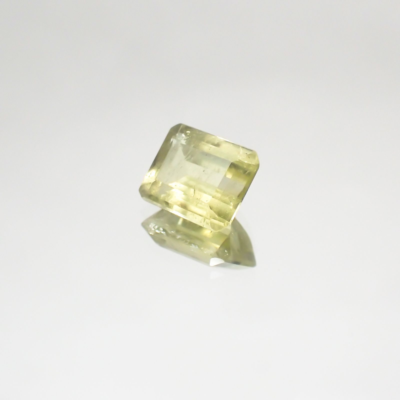 ブラジリアナイト(宝石名ブラジリアナイト) ブラジル産 1.22ct 識別済[210510746]6.9×5.6mm前後