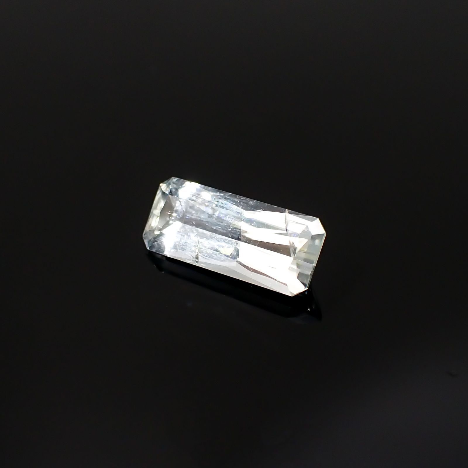 ジェレメジェバイト(宝石名エレメジェバイト)ナミビア産 1.084ct ソ付(彩珠)[220616456]10x4.2mm前後
