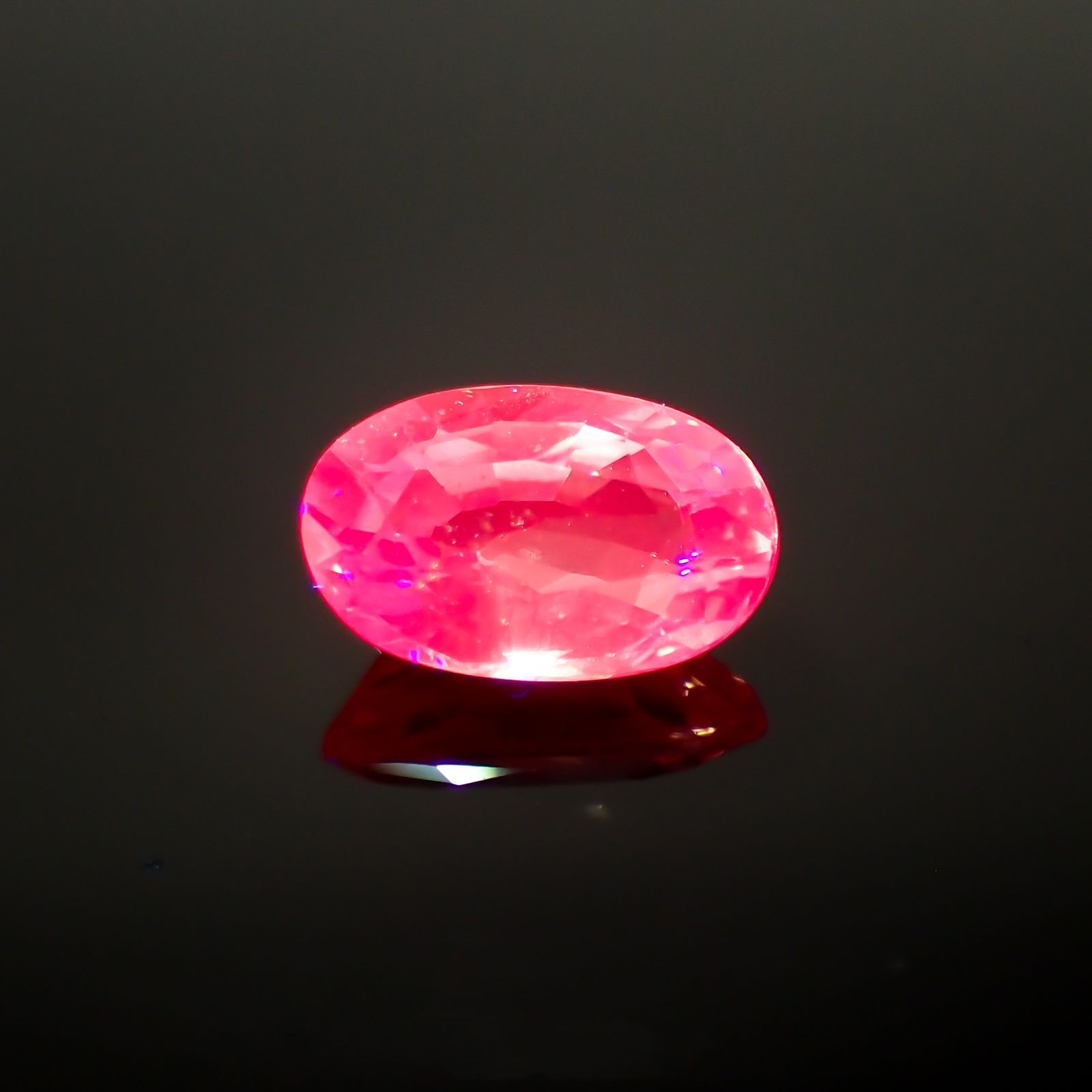 ピンクスピネル(宝石名ピンク・スピネル)タンザニア産 1.246ct ソ付(彩珠)[231124091]8.1x5.2mm前後