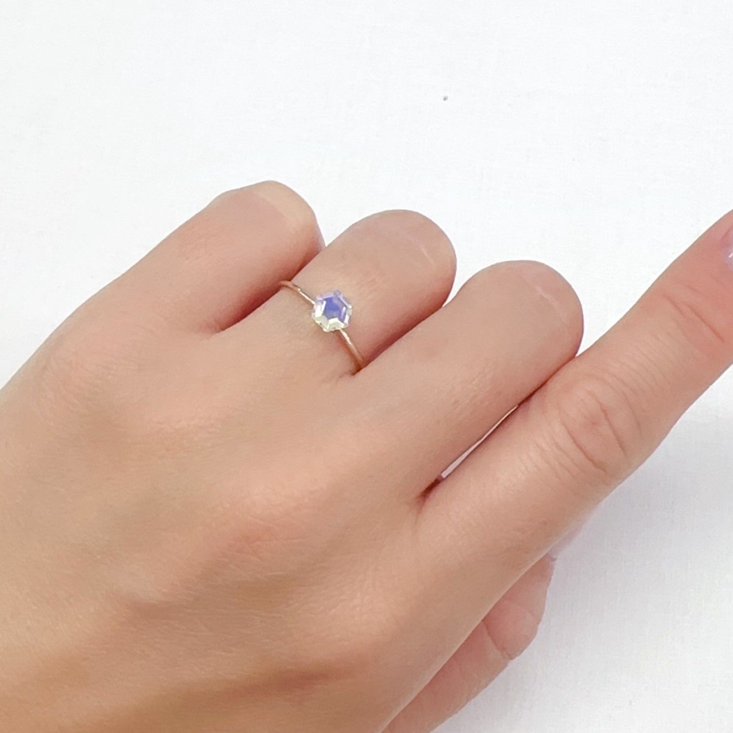 ◇ヘキサゴンカット◇エチオピアオパール エチオピア産 0.32ct[240226218]5.1x5mm前後