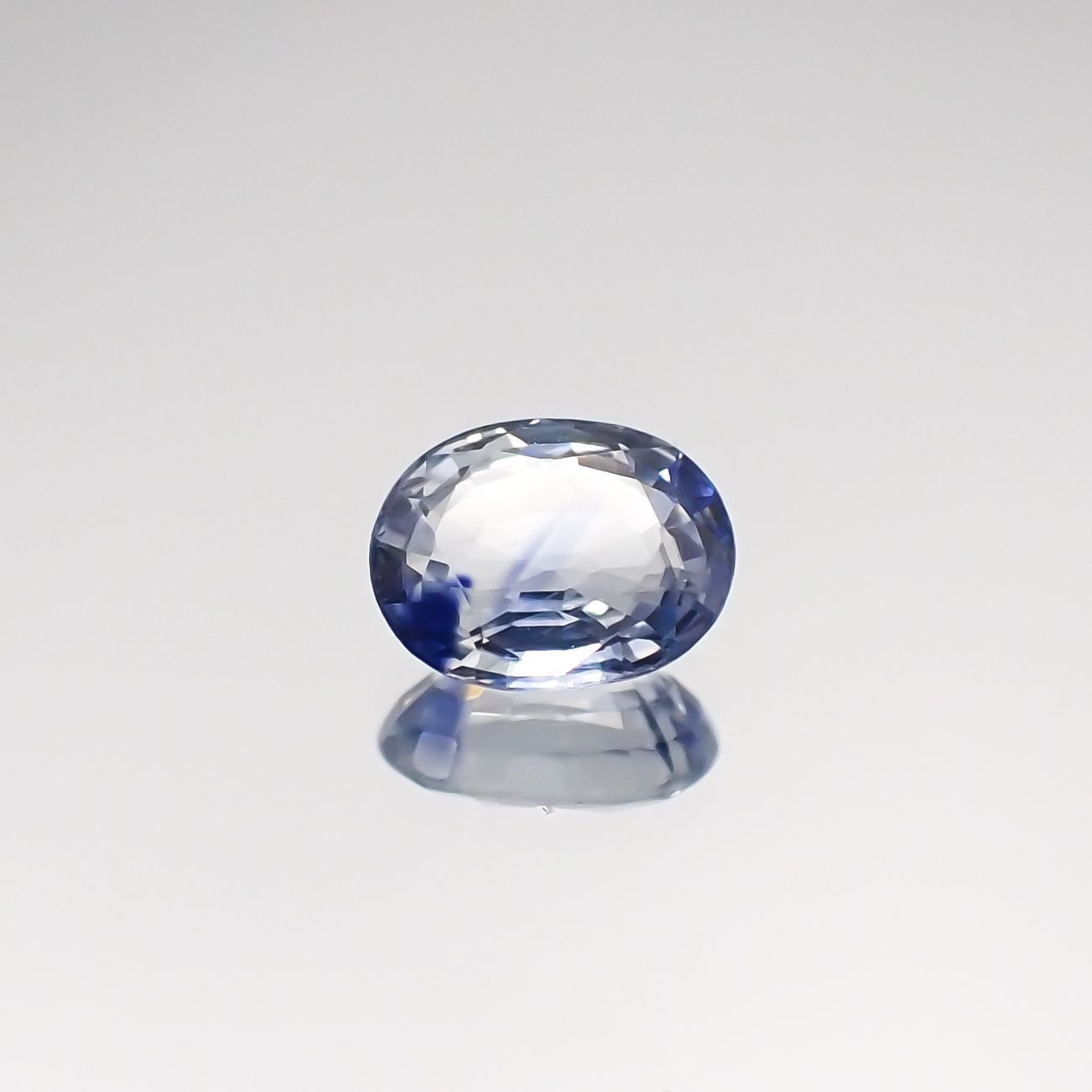 アイスブルーサファイア(宝石名ブルー・サファイア) スリランカ/マダガスカル産 0.43ct 識別済[210711172]5.1×4mm前後