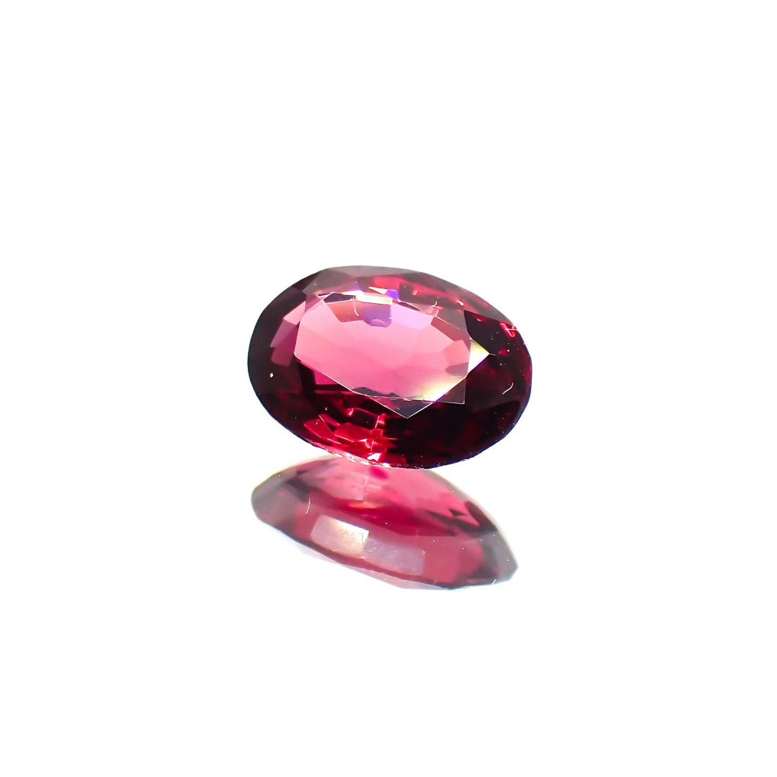 レッドスピネル(宝石名レッド・スピネル)タンザニア産 識別済 0.86ct / 7.1x5.1mm前後 [260114326]