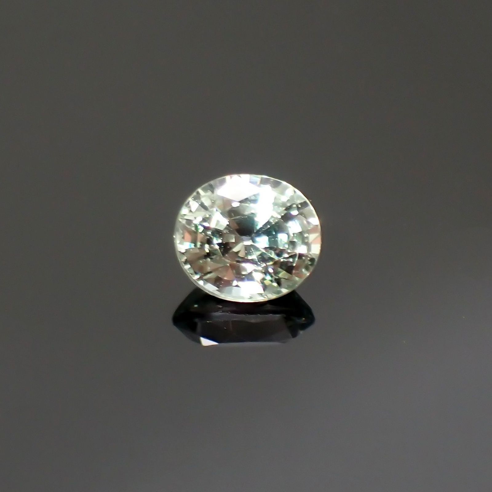 グリーンクリソベリル(宝石名クリソベリル)スリランカ/マダガスカル産 識別済 0.39ct / 4.4x3.8mm前後 [220114465]