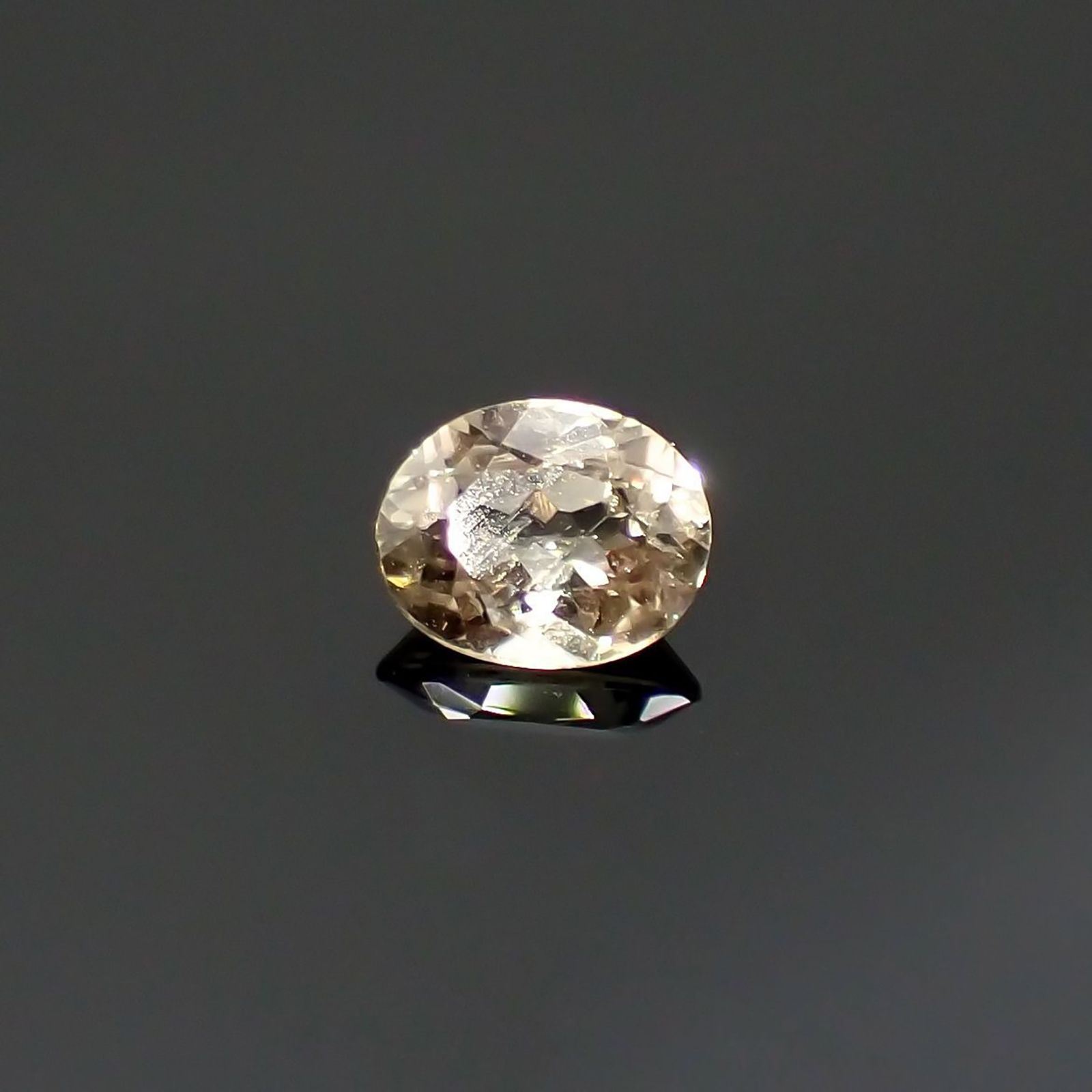 ダイアスポア(宝石名ダイアスポア)トルコ産 識別済 0.72ct / 6.3x5.1mm前後 [251116029]