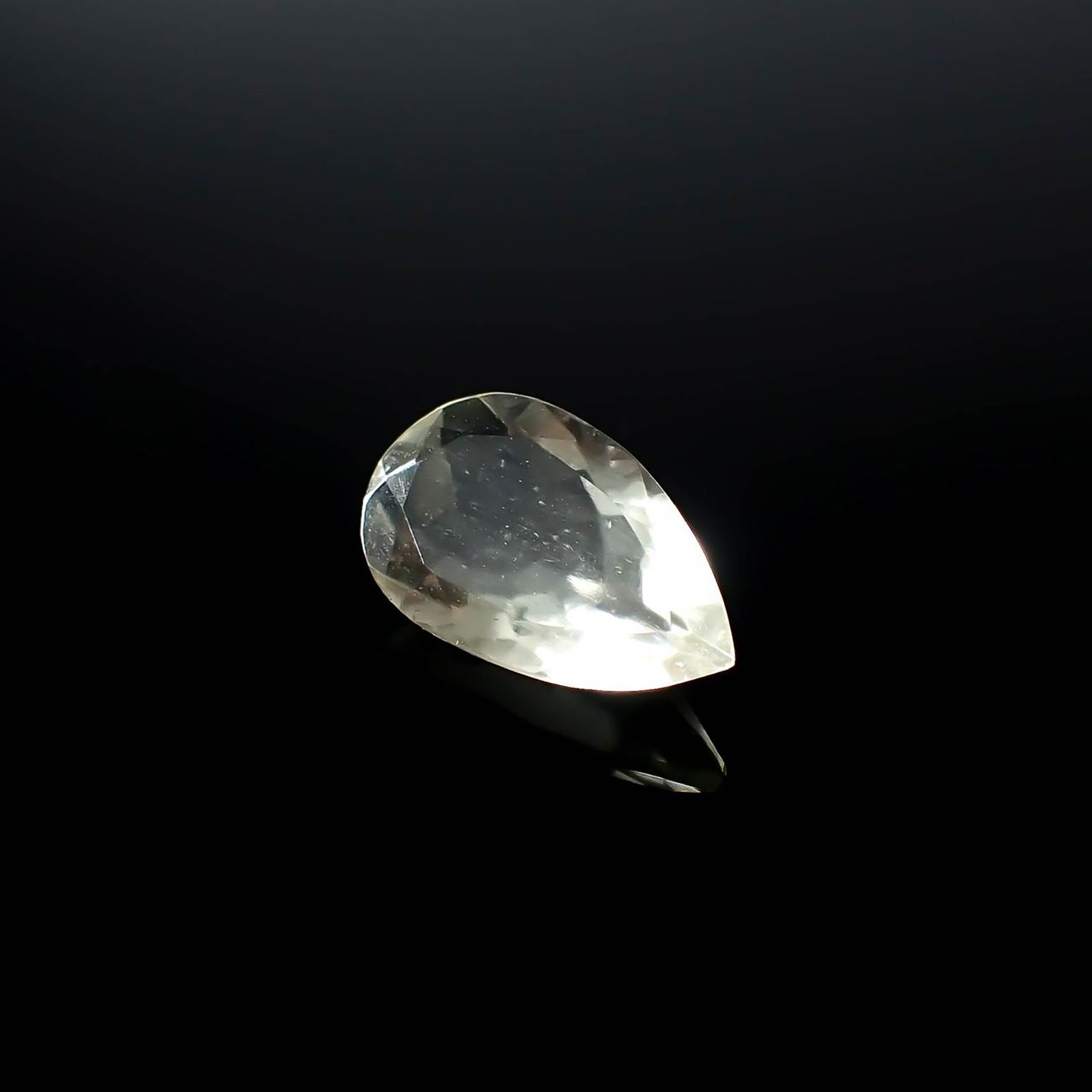 リビアングラス 発見地：エジプト・リビア砂漠 4.76ct / 17.1x10.2mm前後 [251131305]