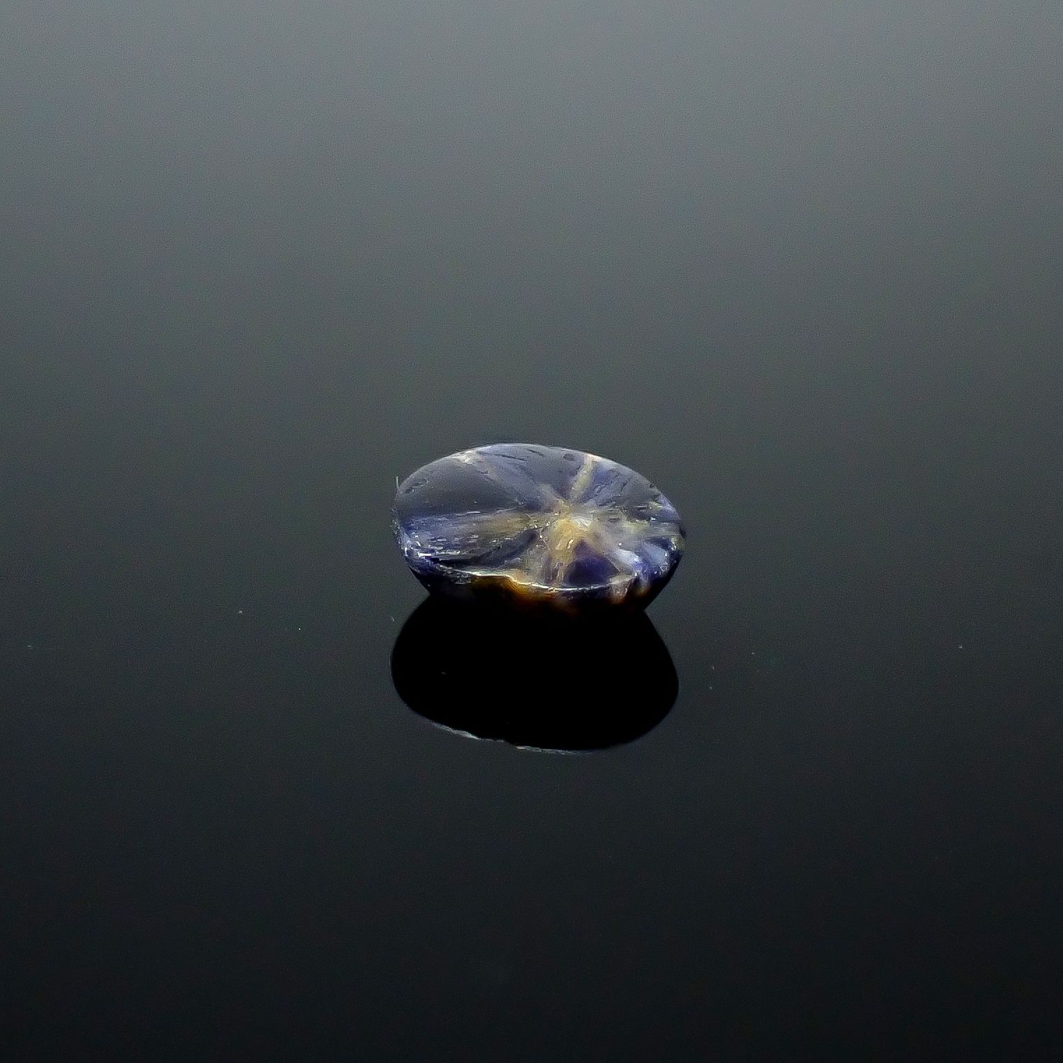 トラピッチェサファイア 原石スライス磨き ビルマ産 0.72ct [250830983]5.9x4.9mm前後