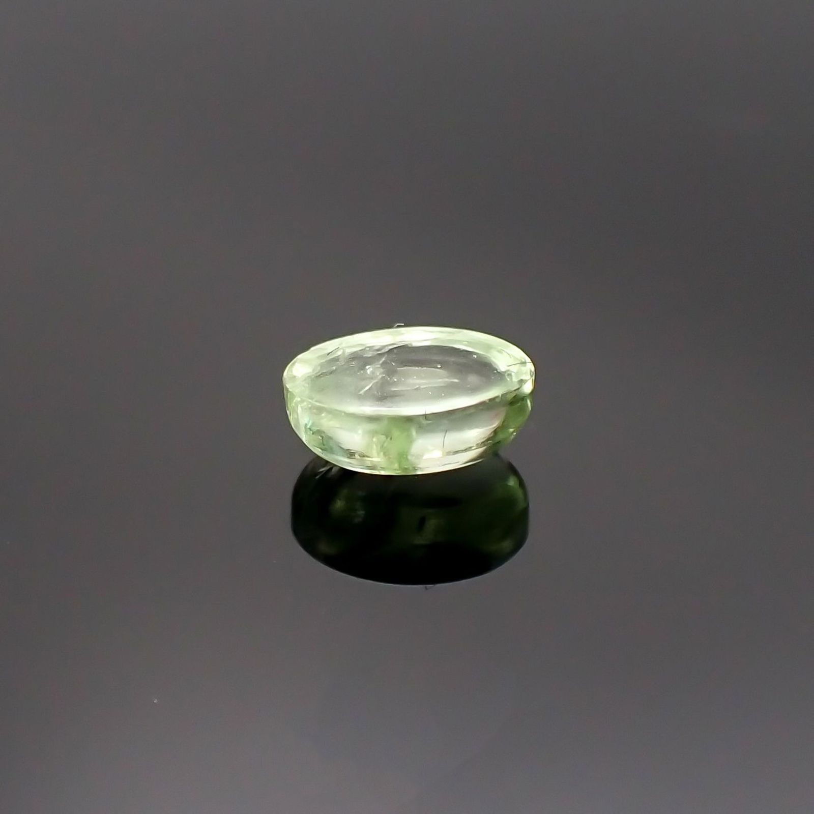 ミントガーネット(宝石名グロッシュラー・ガーネット)タンザニア産 識別済 0.71ct / 5.8x4mm前後 [220917749]