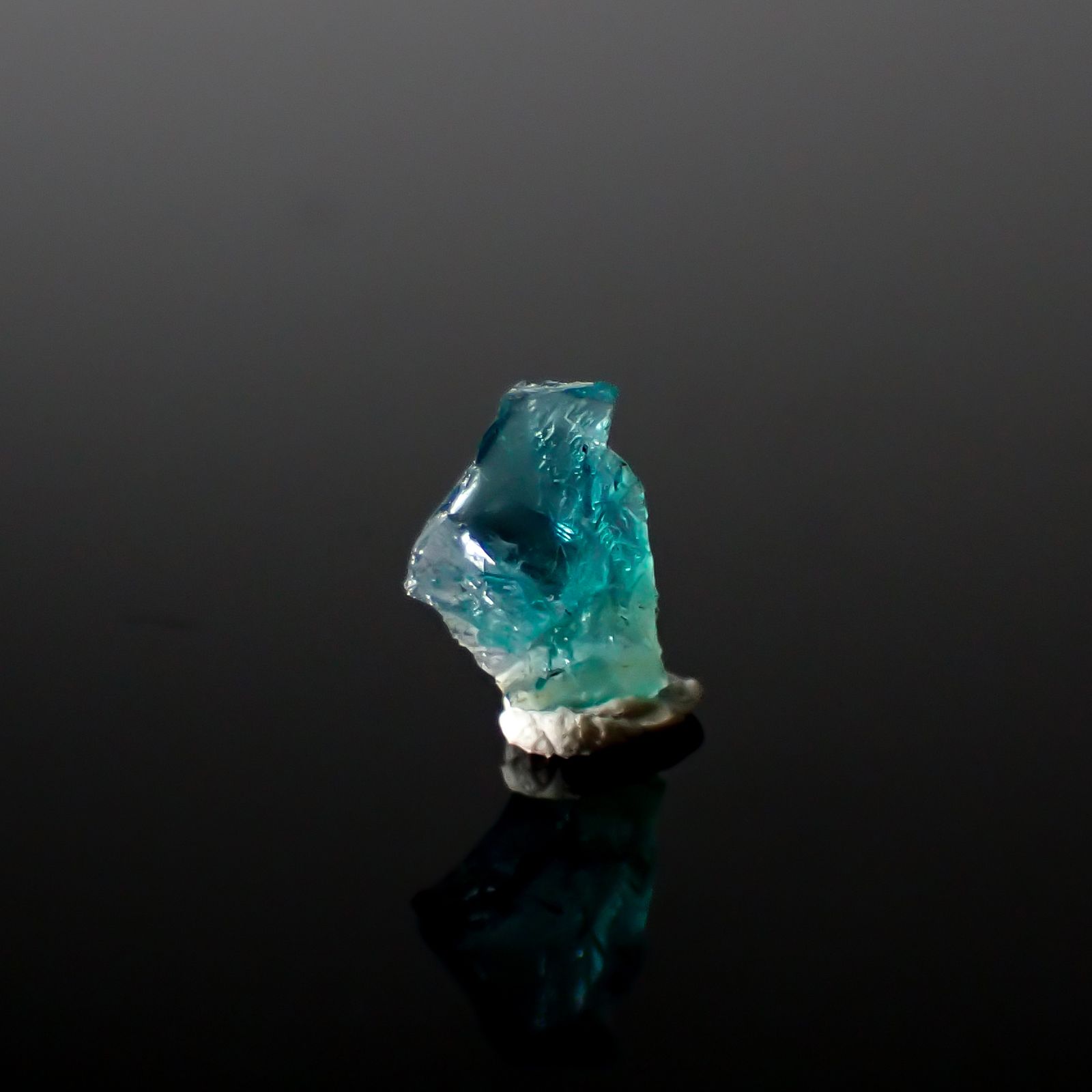 パライバトルマリン 原石スライス ブラジル・パライバ州バターリャ鉱山産 0.25ct [241029348]6.6x4.6mm前後